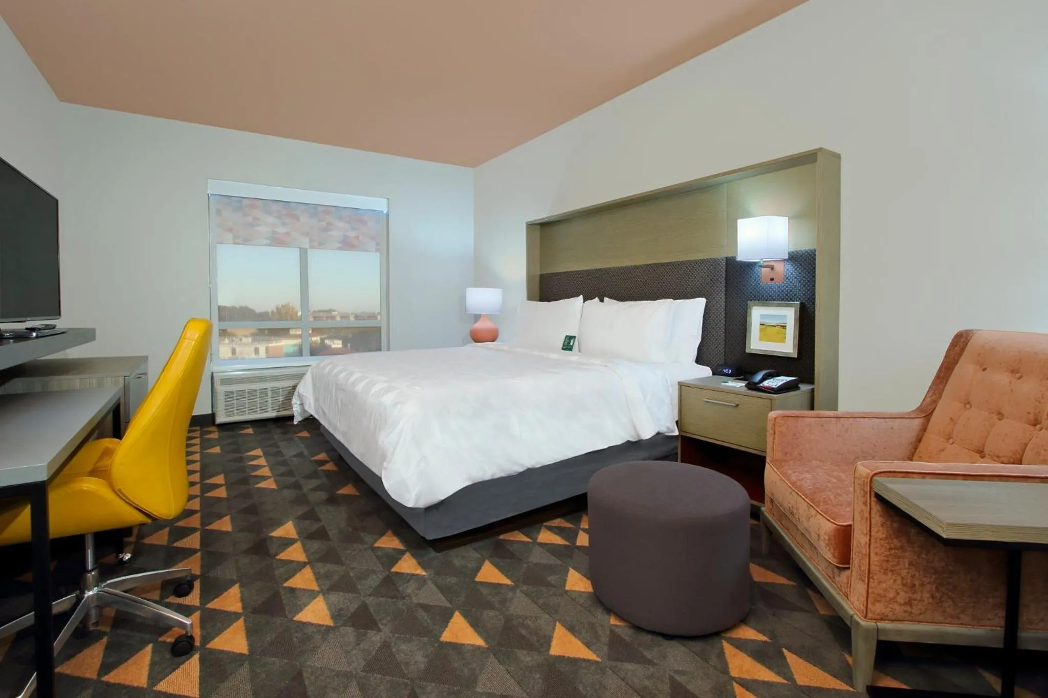 Photo of the whole room, Bed in Holiday Inn Hattiesburg - North by IHG