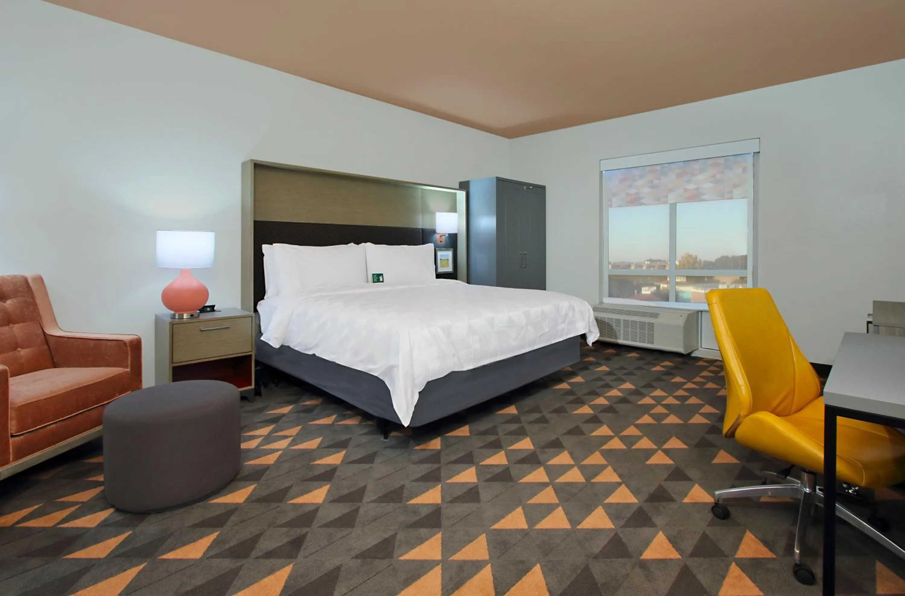 Photo of the whole room, Bed in Holiday Inn Hattiesburg - North by IHG