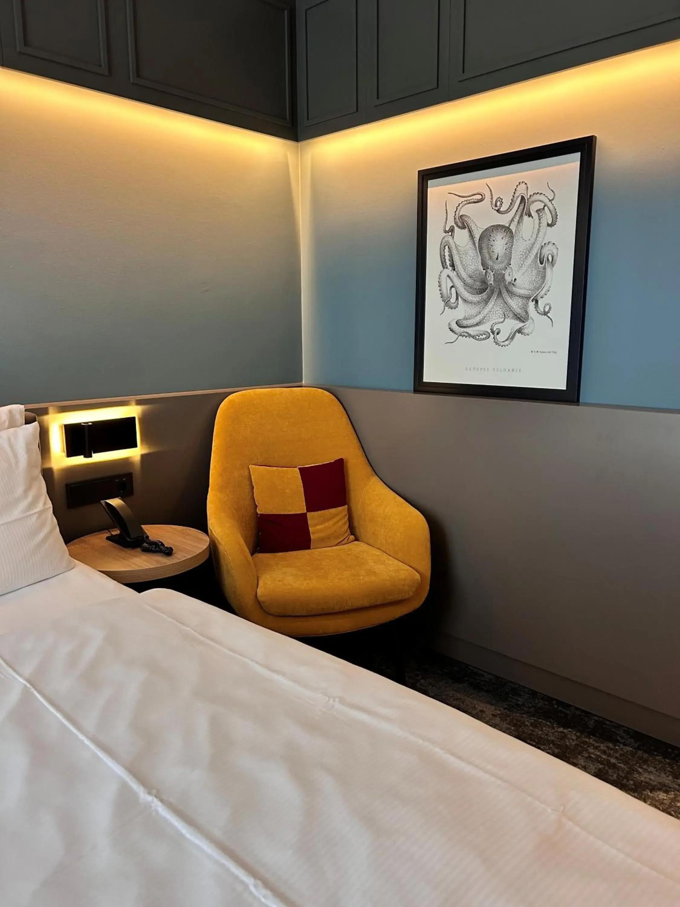 Living room, Bed in Holiday Inn - Hamburg - HafenCity by IHG Living room, Bed in Holiday Inn - Hamburg - HafenCity by IHG