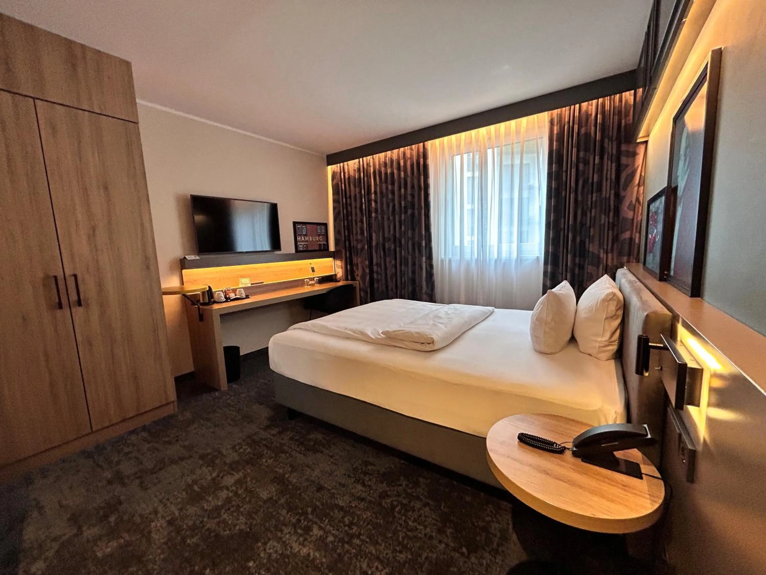 Living room, Bed in Holiday Inn - Hamburg - HafenCity by IHG