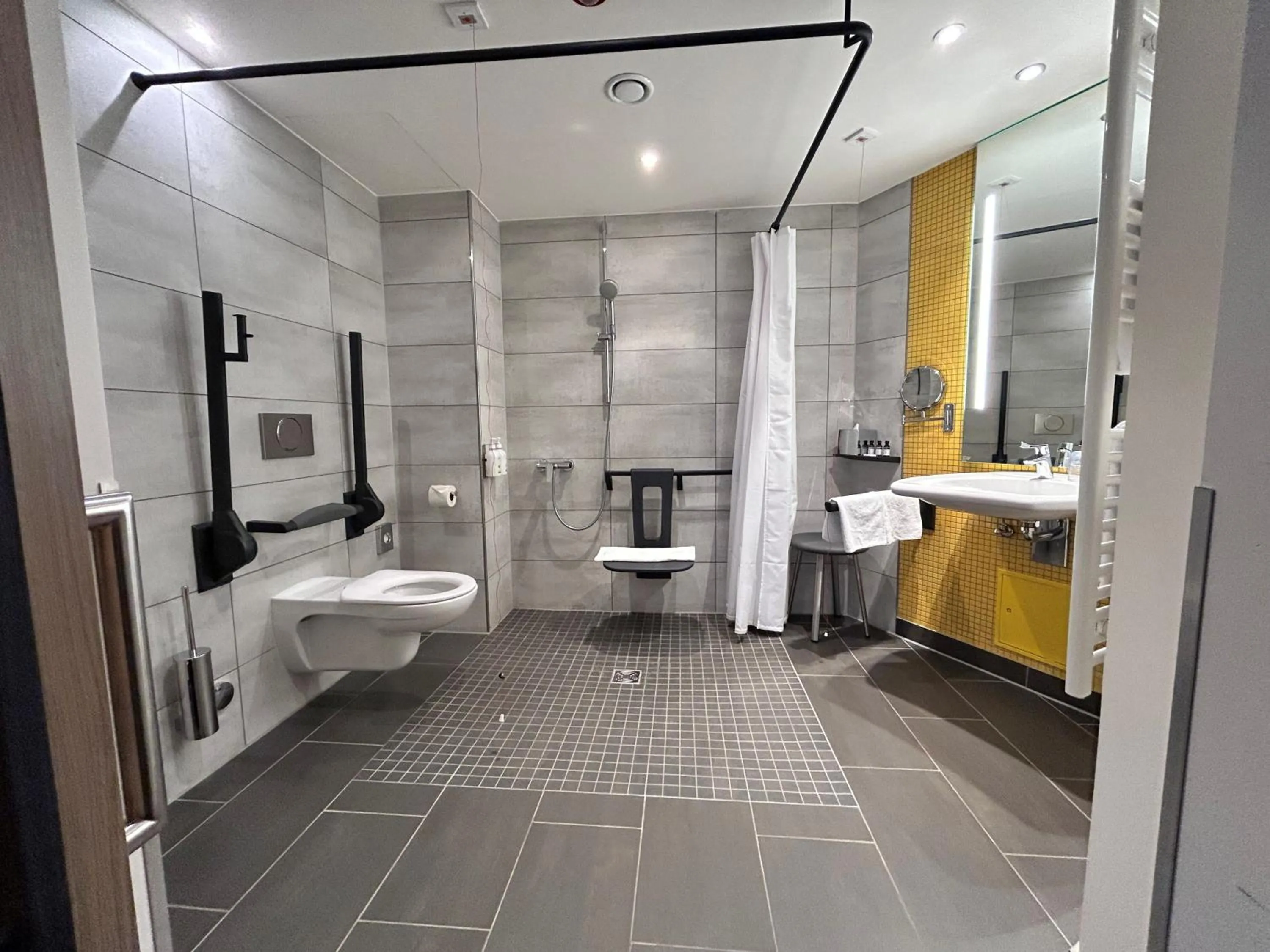 Shower in Holiday Inn - Hamburg - HafenCity by IHG