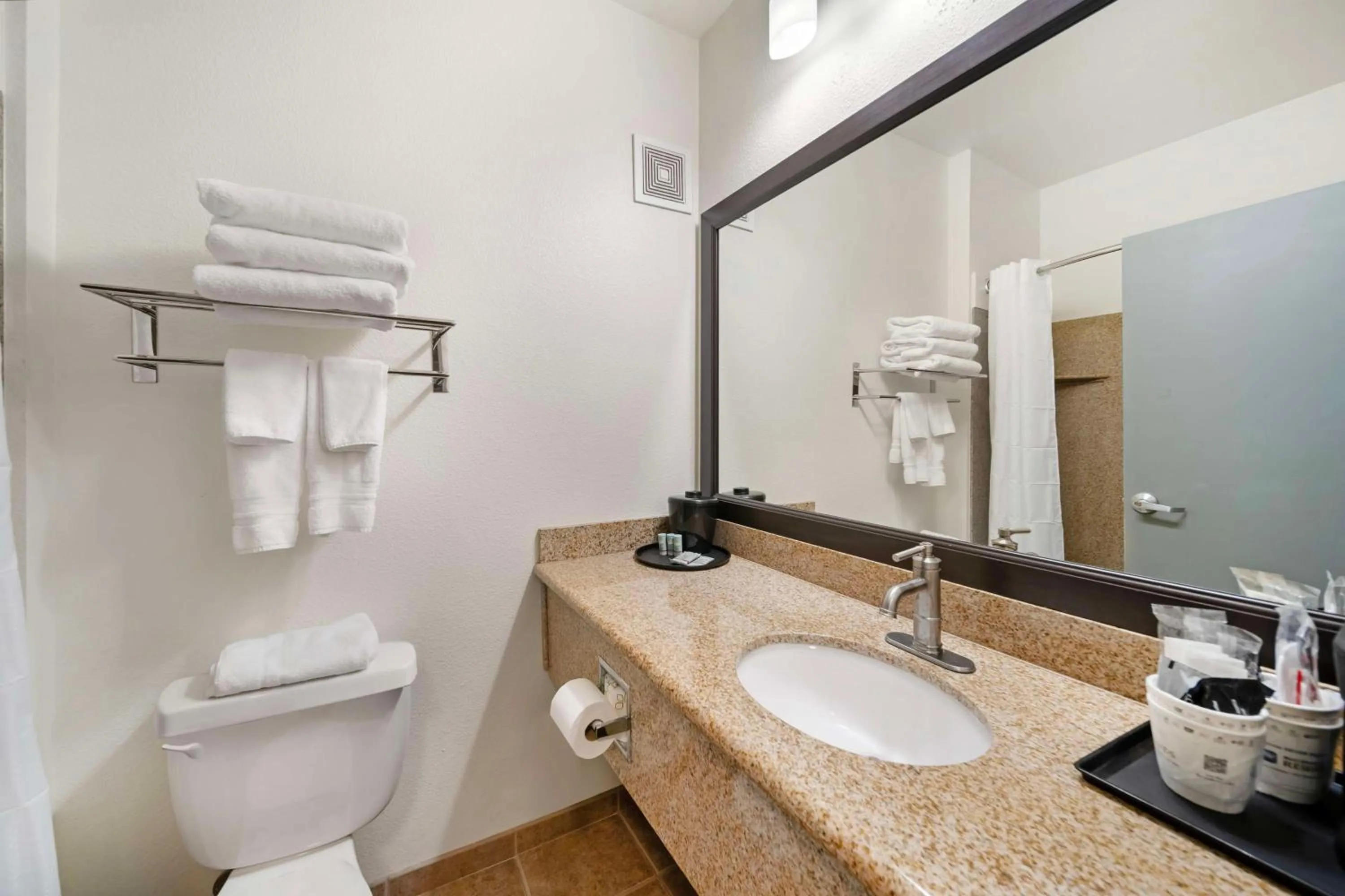 Bathroom in Best Western Crater Lake Highway White City/Medford