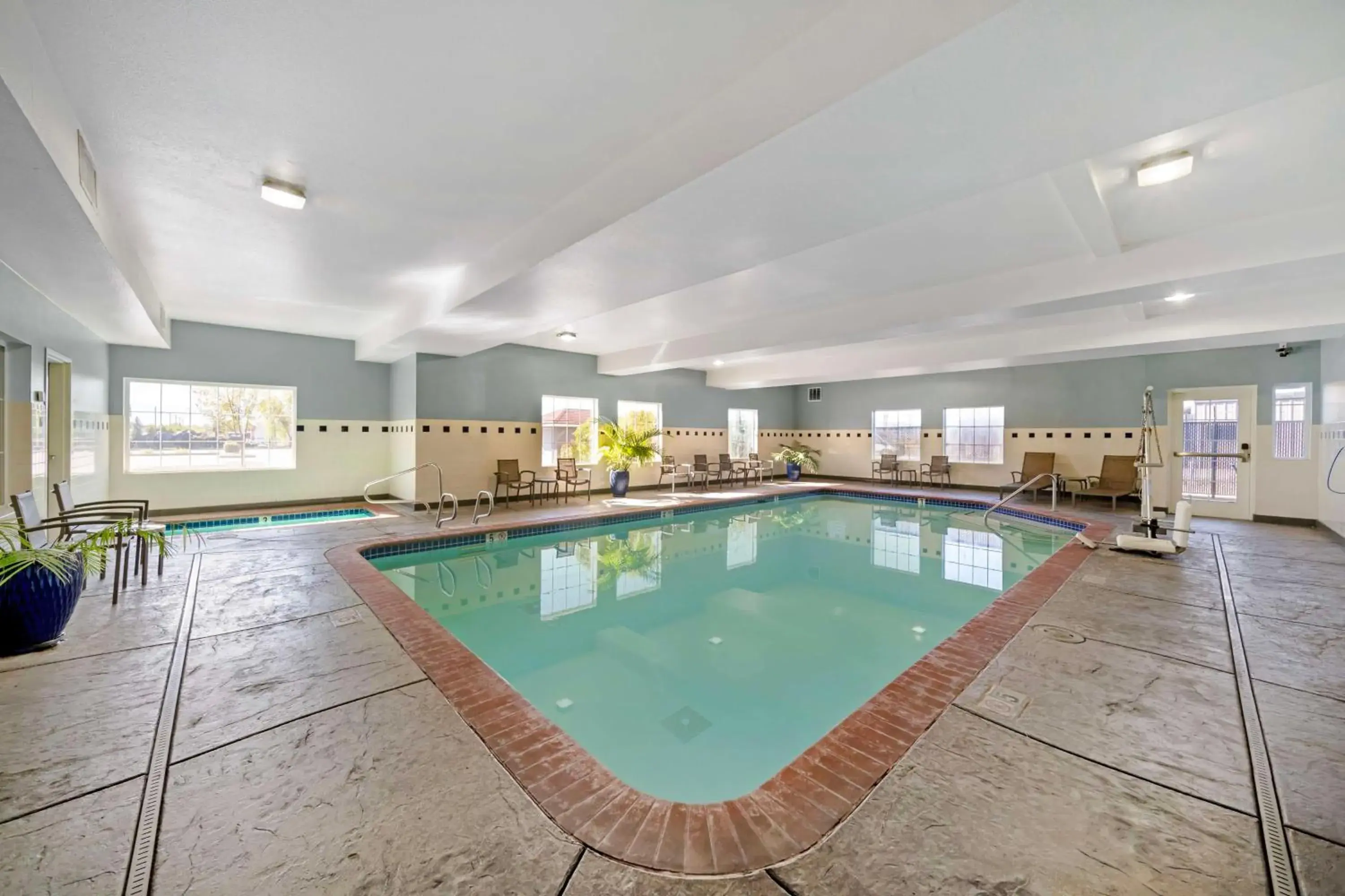 Pool view in Best Western Crater Lake Highway White City/Medford Pool view in Best Western Crater Lake Highway White City/Medford