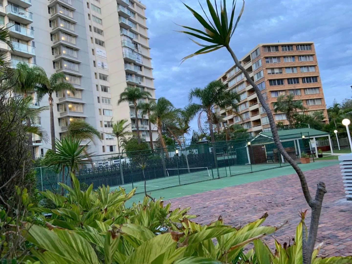 Tennis court in Burleigh Gardens North Hi-Rise Holiday Apartments