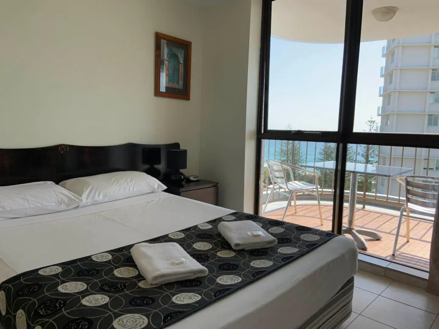 Bed in Burleigh Gardens North Hi-Rise Holiday Apartments Bed in Burleigh Gardens North Hi-Rise Holiday Apartments