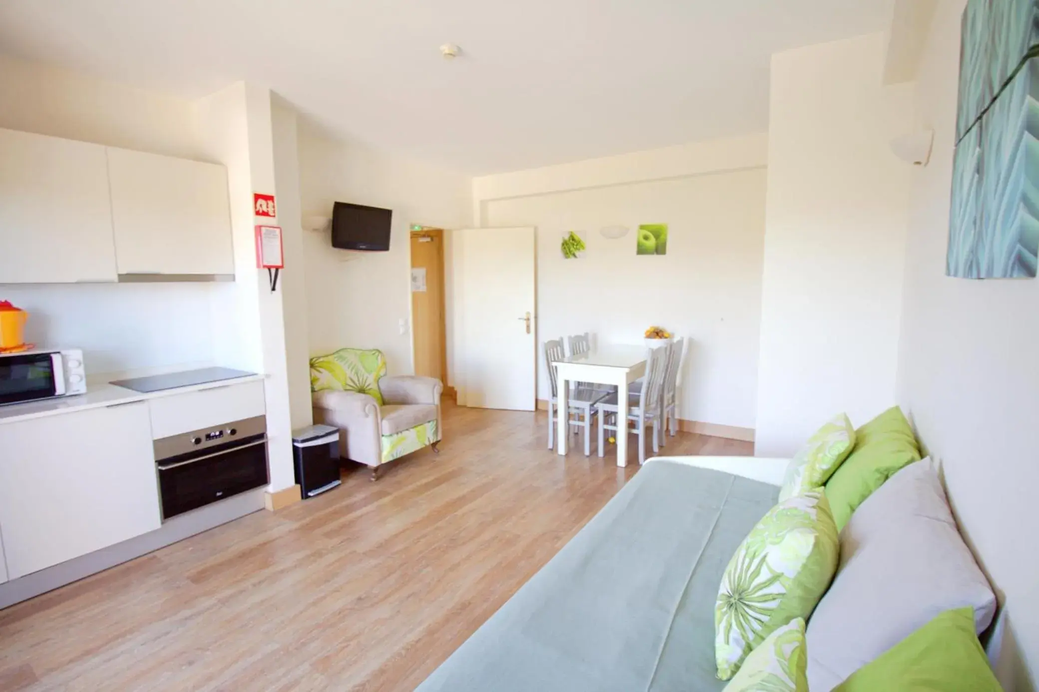 Kitchen or kitchenette, Bed in WOT Algarve Soul Kitchen or kitchenette, Bed in WOT Algarve Soul