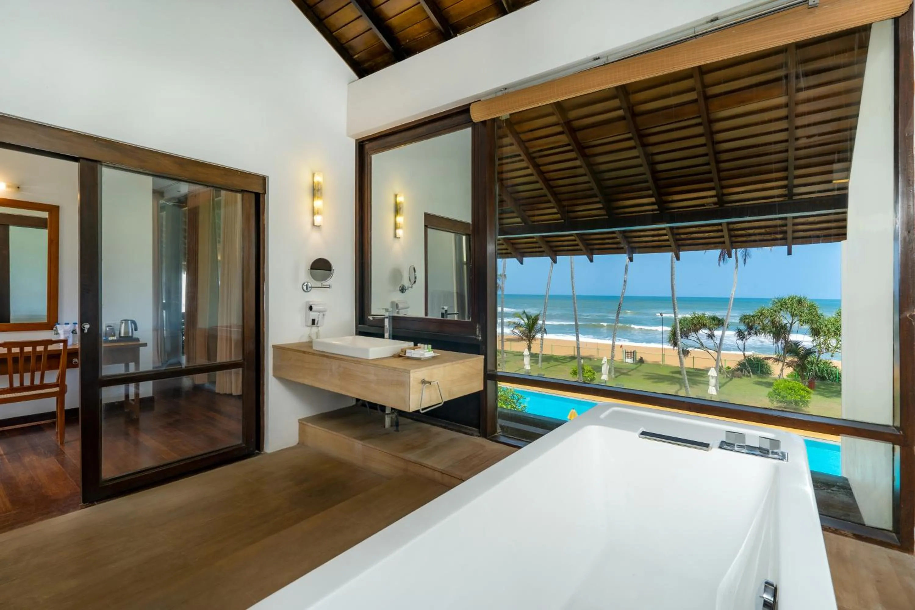 Bathroom, Bed in Grand Beach