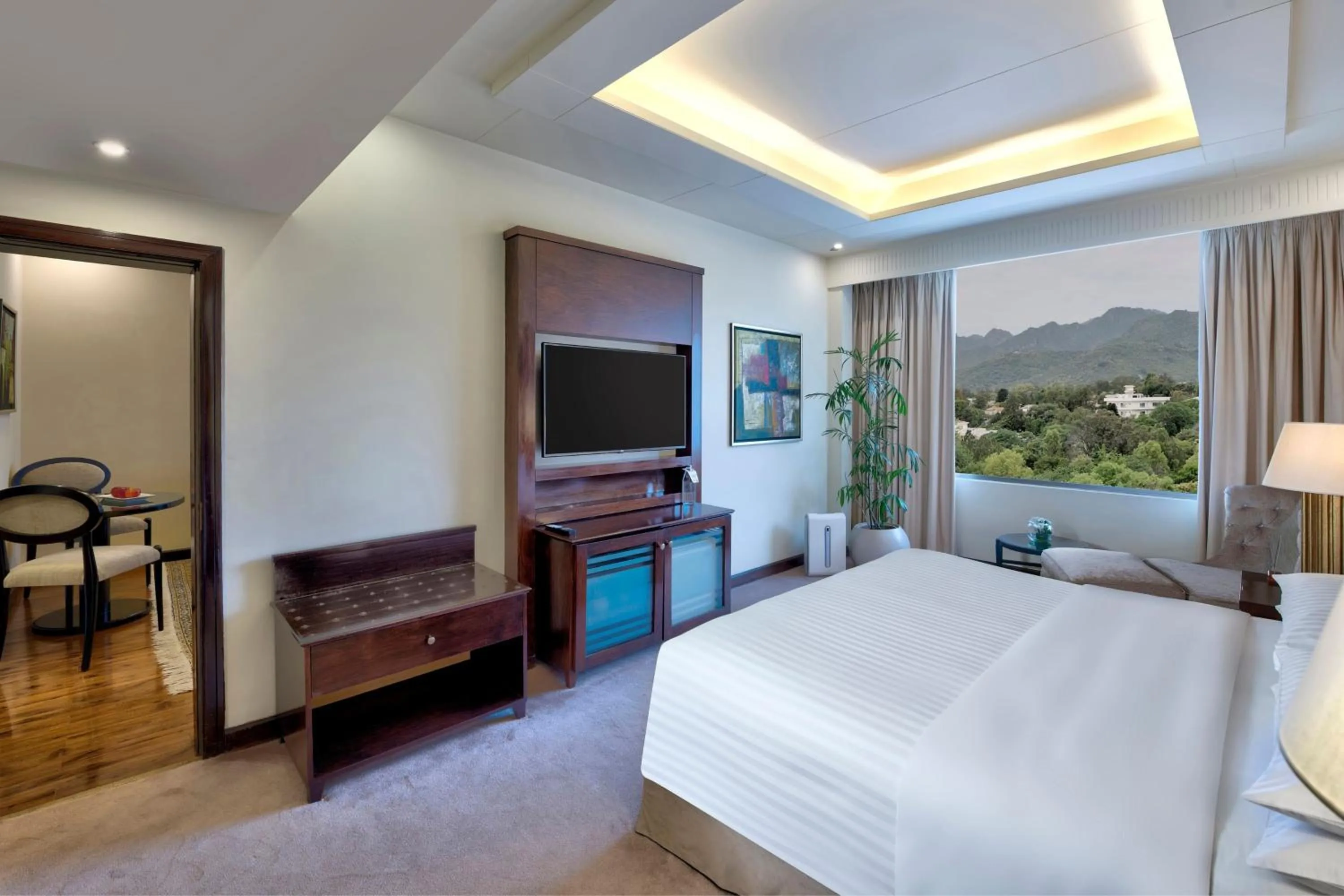 Photo of the whole room, Bed in Islamabad Marriott Hotel