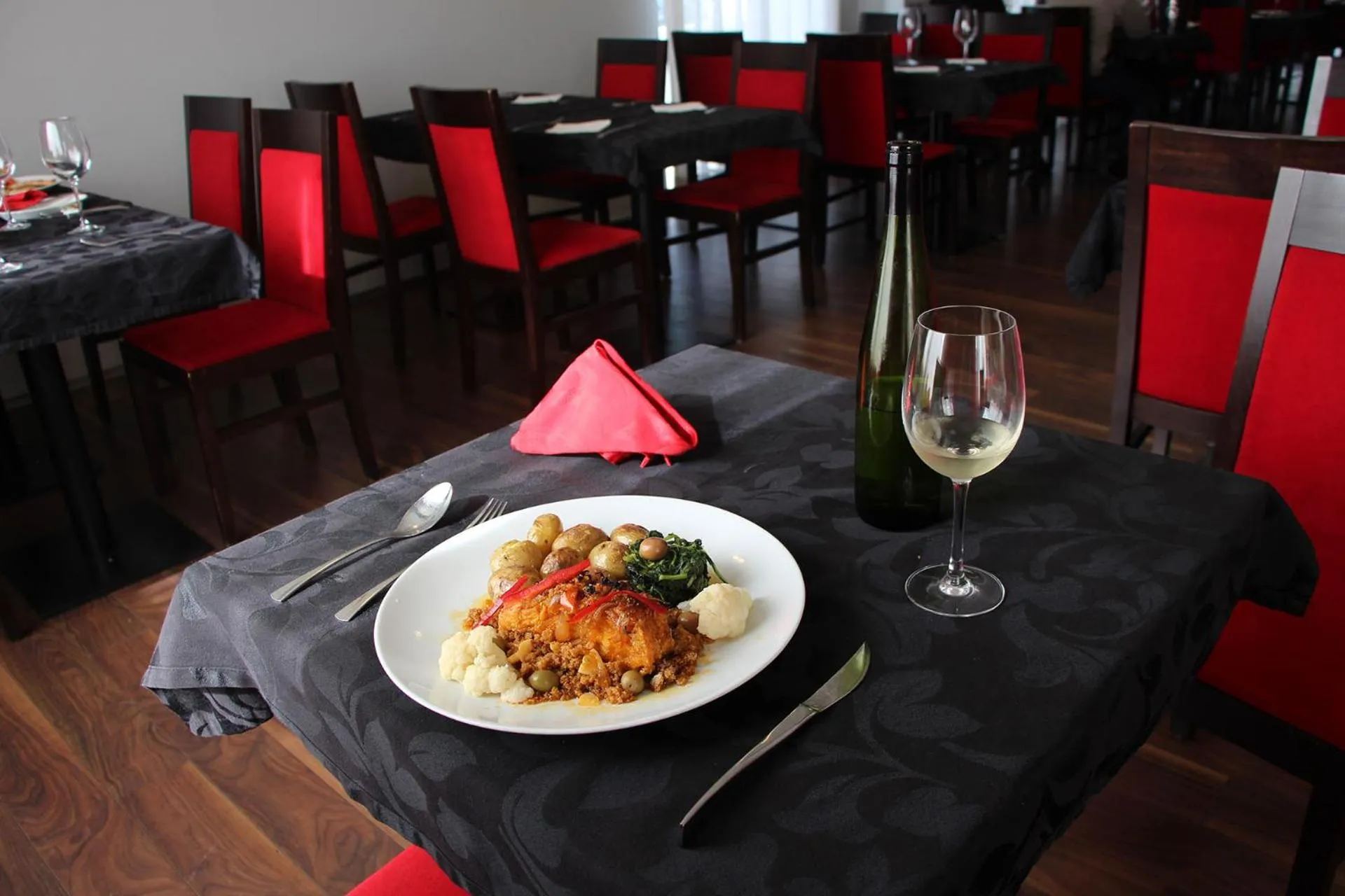 Restaurant/places to eat in Paredes Hotel Apartamento