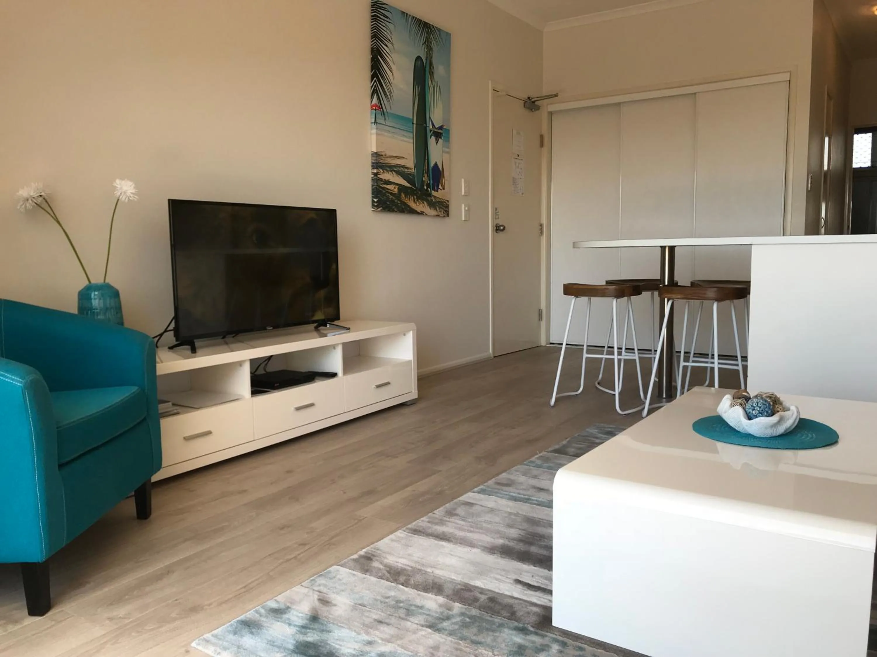 TV and multimedia in Endless Summer Resort