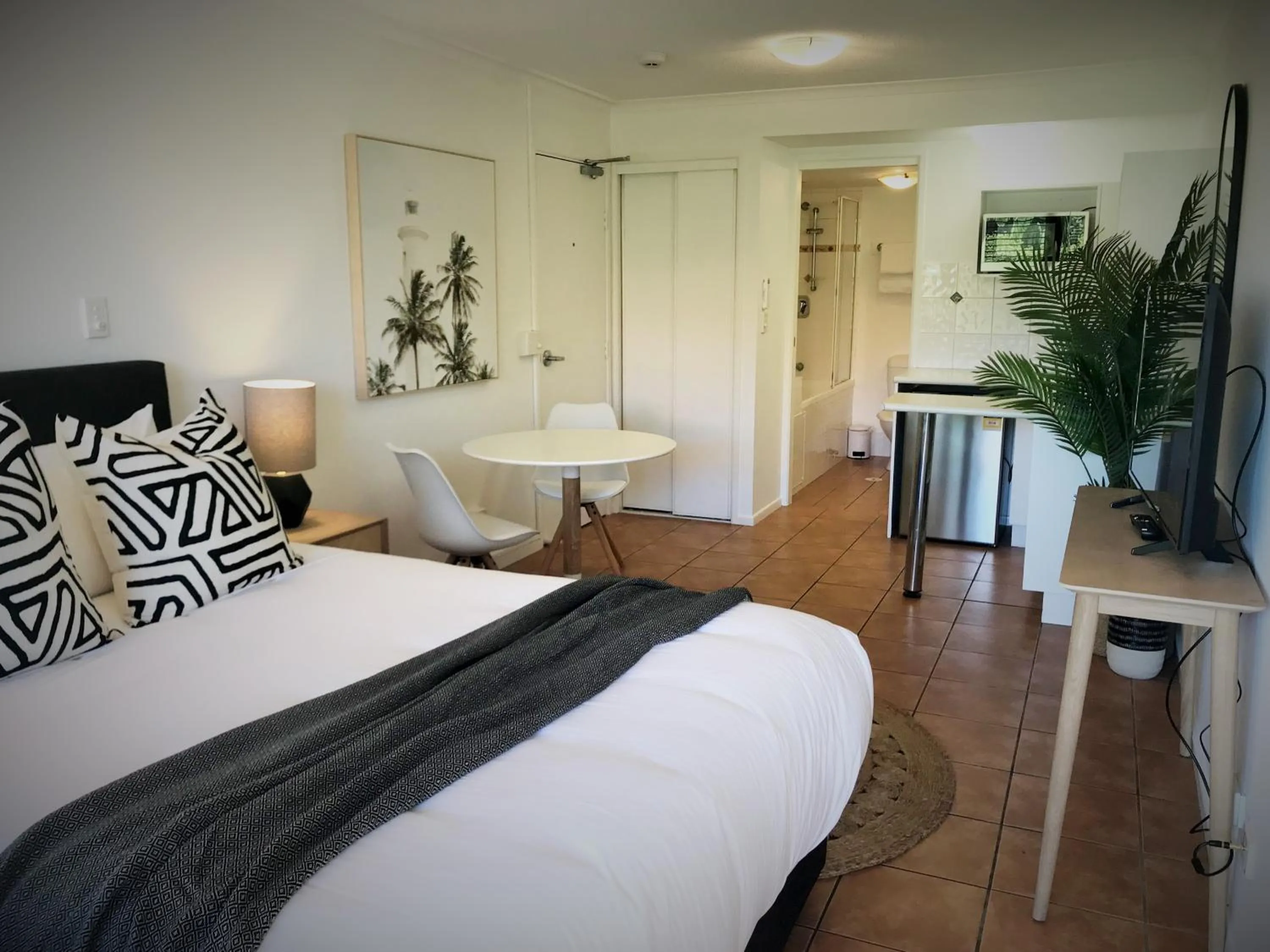 Photo of the whole room, Bed in Endless Summer Resort