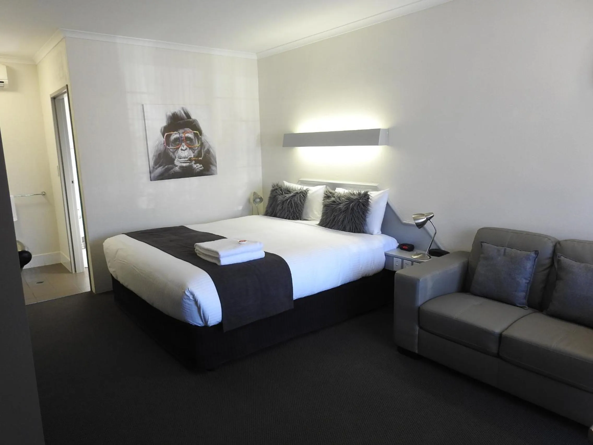 Bed in Wine Village Motor Inn