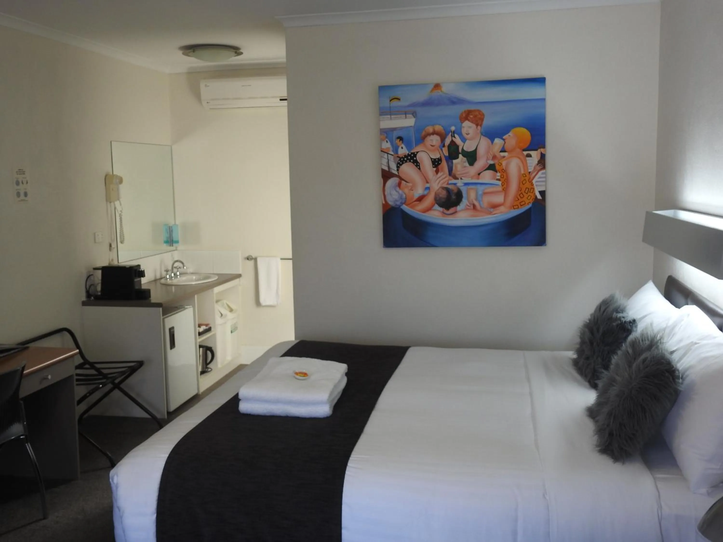 Bed in Wine Village Motor Inn