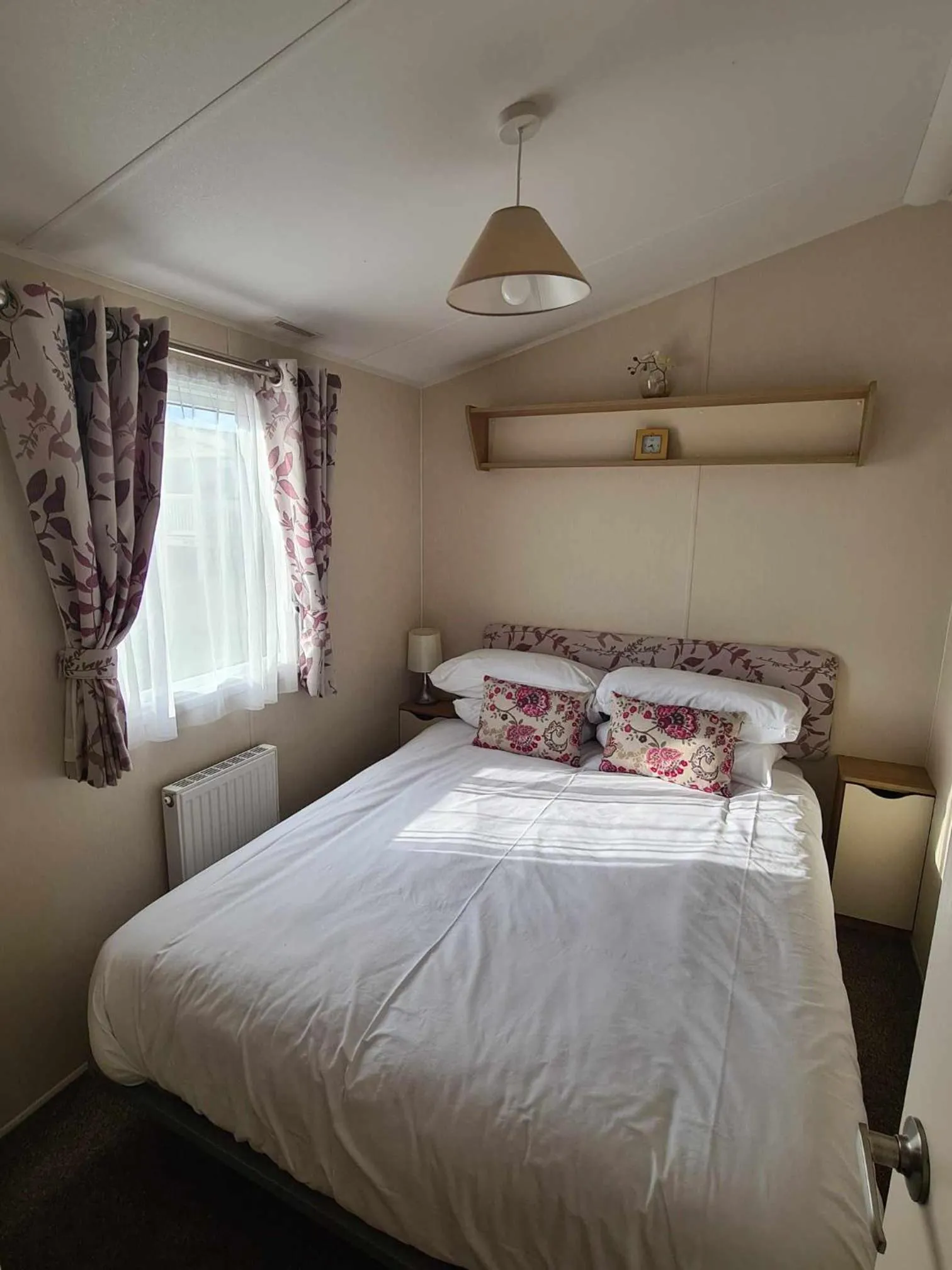 Bedroom, Bed in Happy Days Caravan 90 Primrose Field Primrose Valley