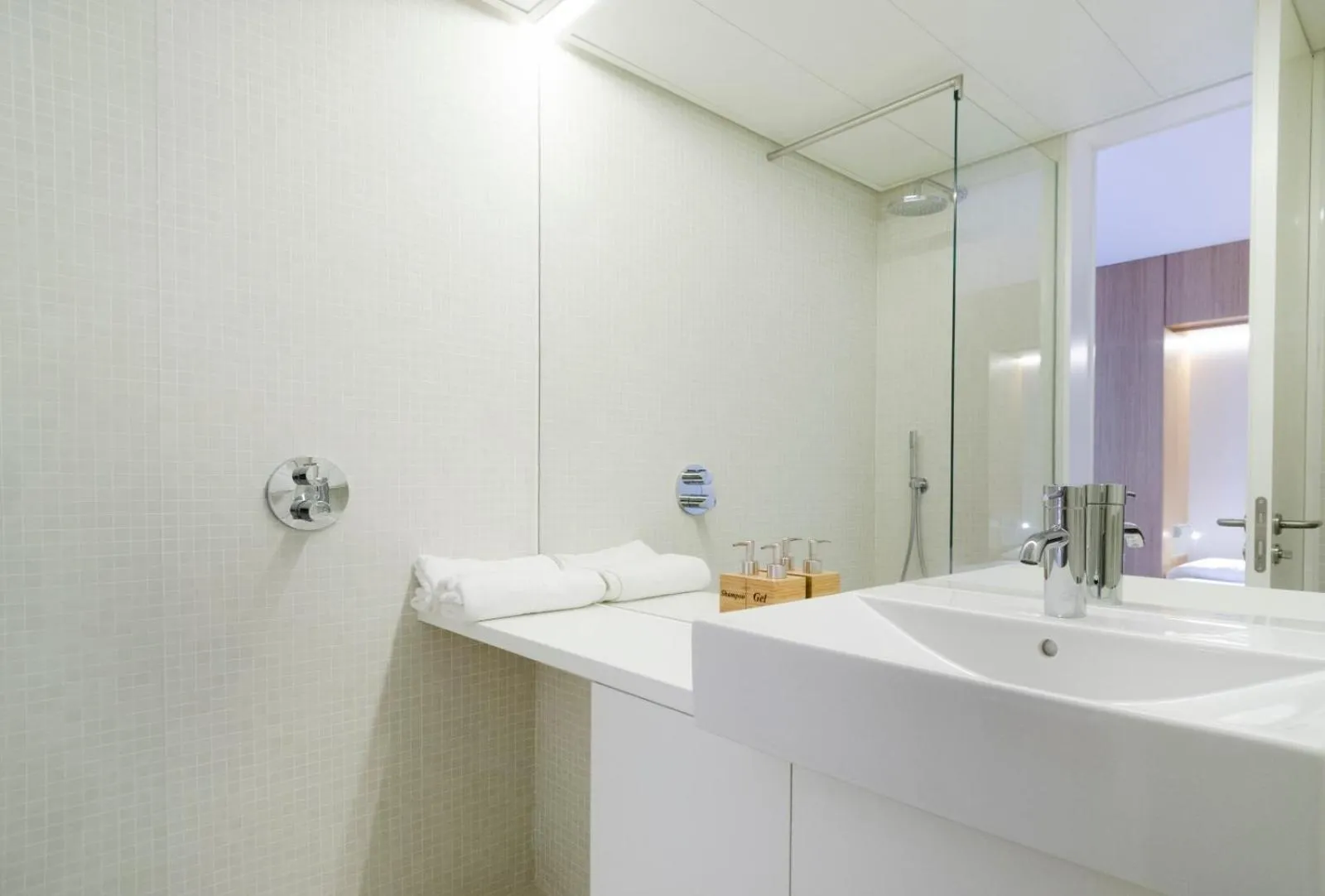 Shower in Hoom Apartments Juan Bravo