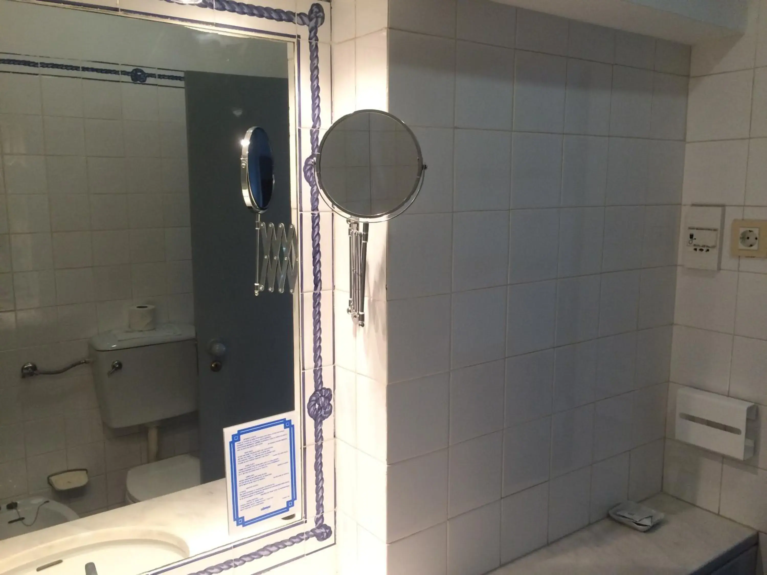 Bathroom in Almar Hotel Apartamento Bathroom in Almar Hotel Apartamento