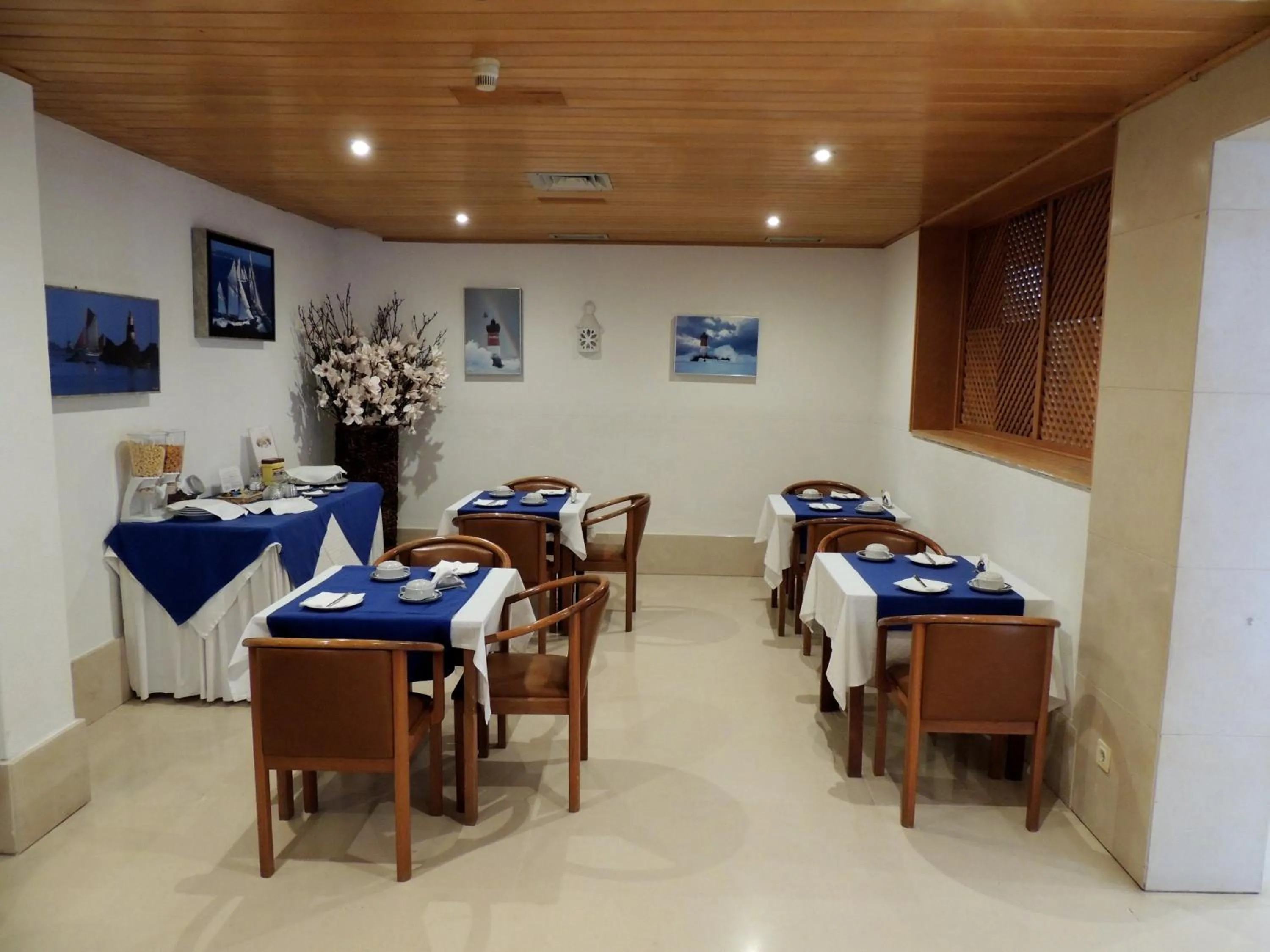 Restaurant/places to eat in Almar Hotel Apartamento