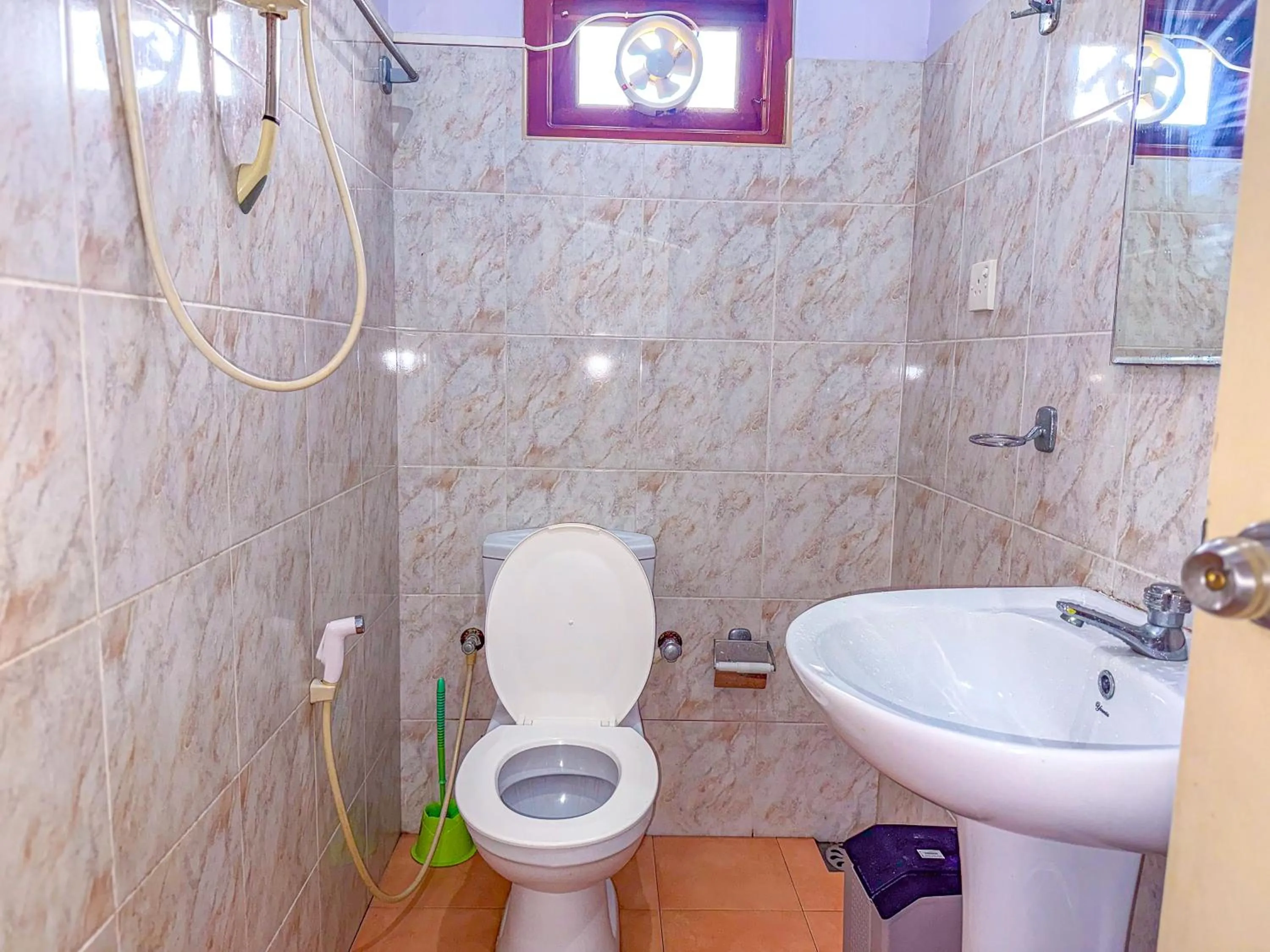 Bathroom in Airport Green View Hotel Katunayake