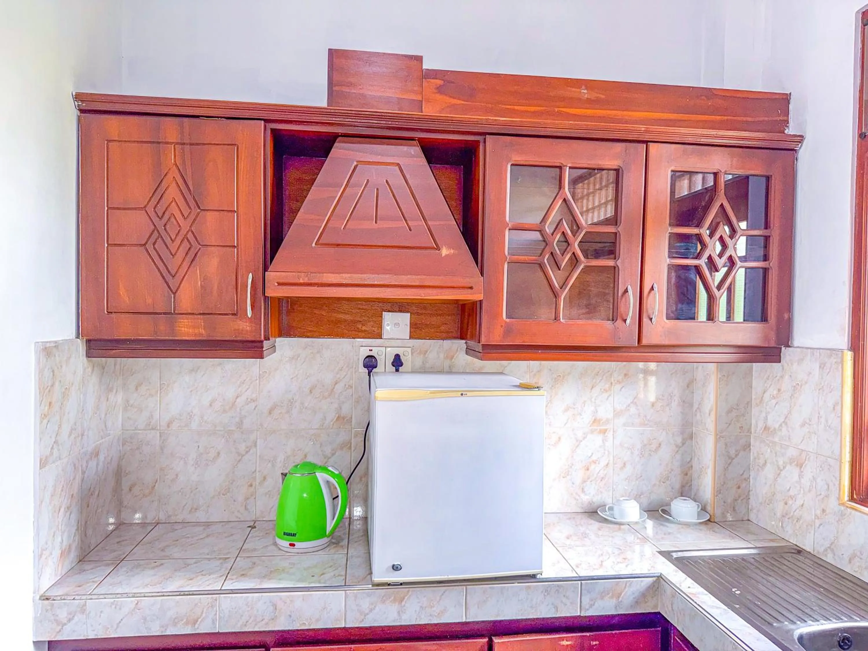 Kitchen or kitchenette in Airport Green View Hotel Katunayake