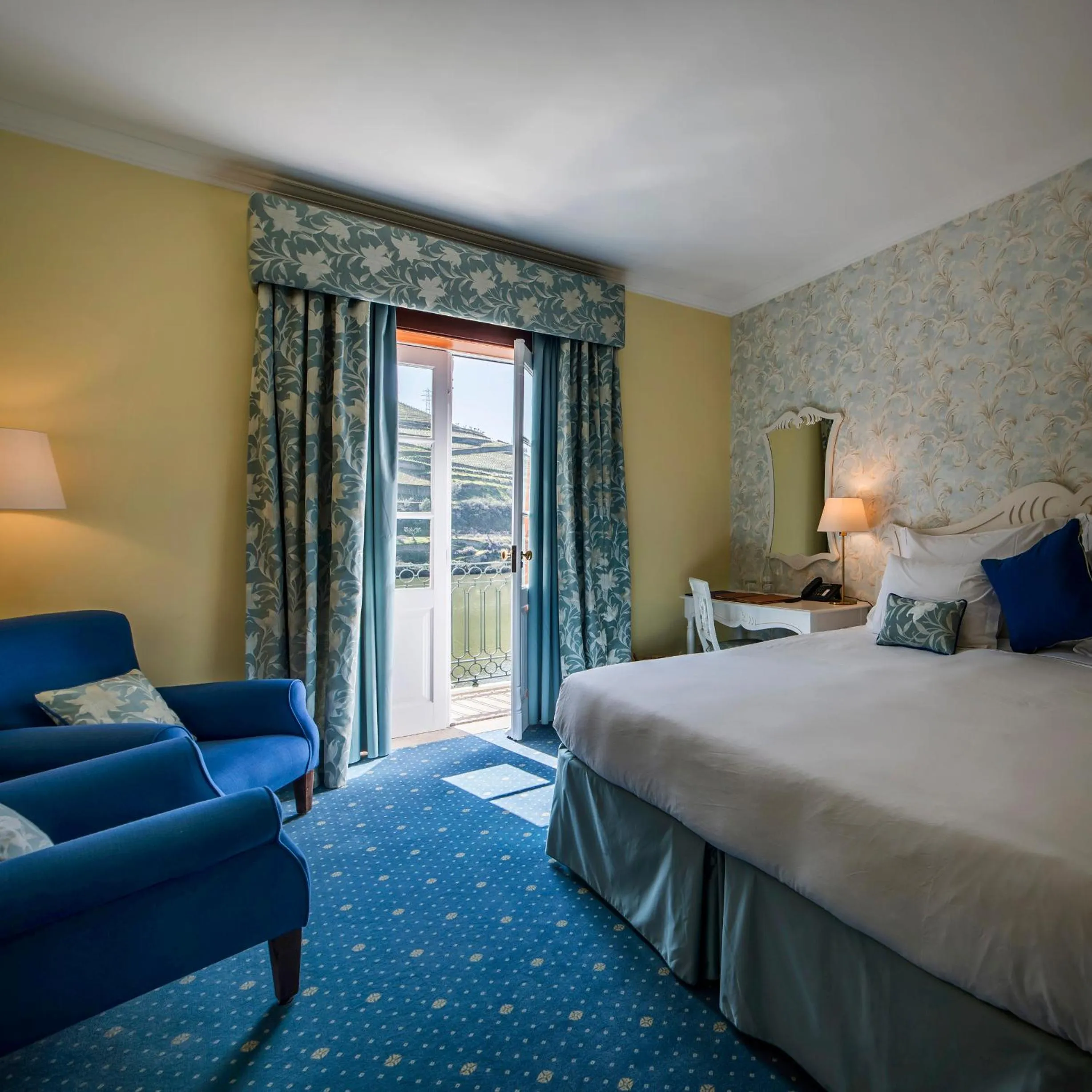 Seating area, Bed in The Vintage House - Douro