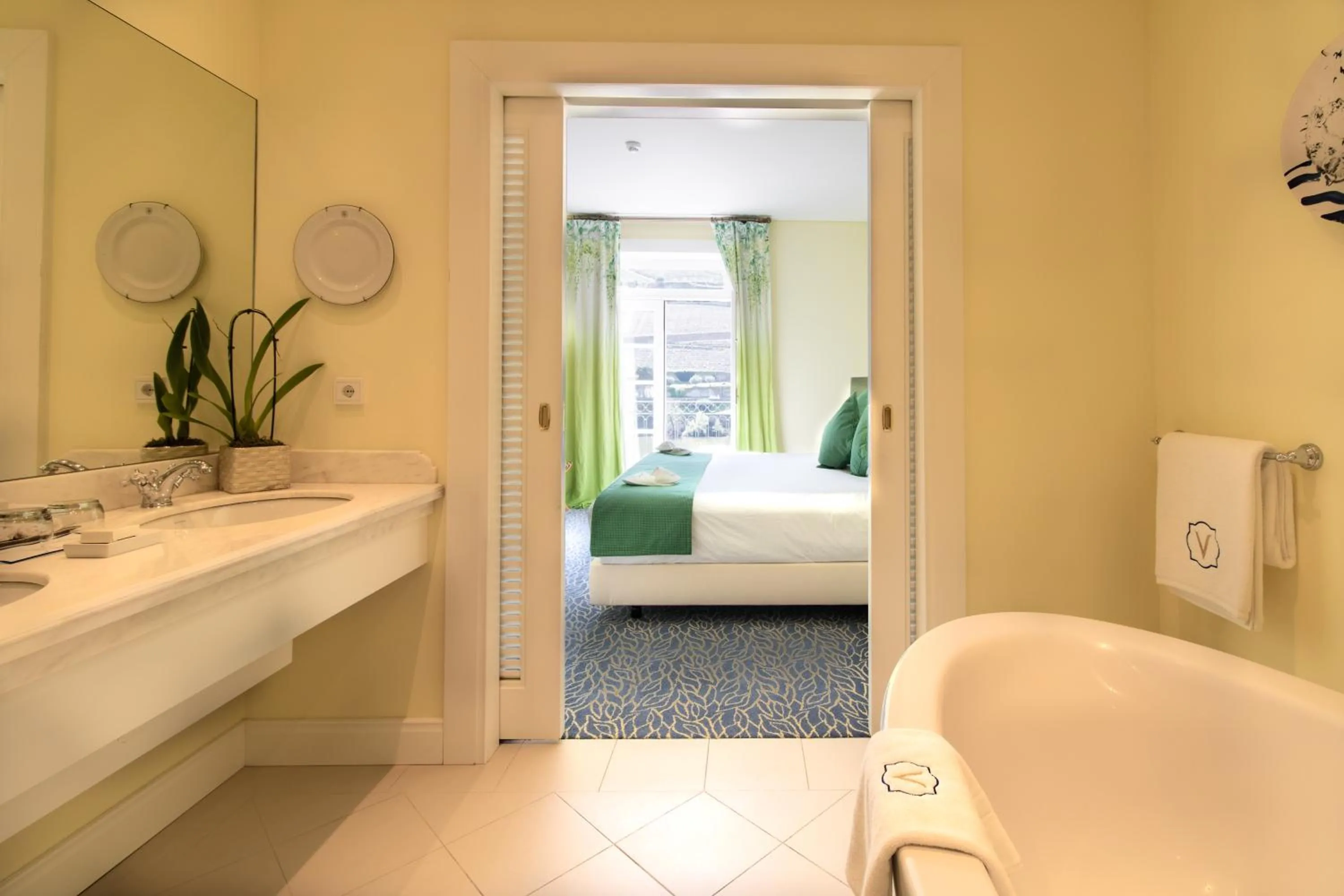 Bathroom, Bed in The Vintage House - Douro