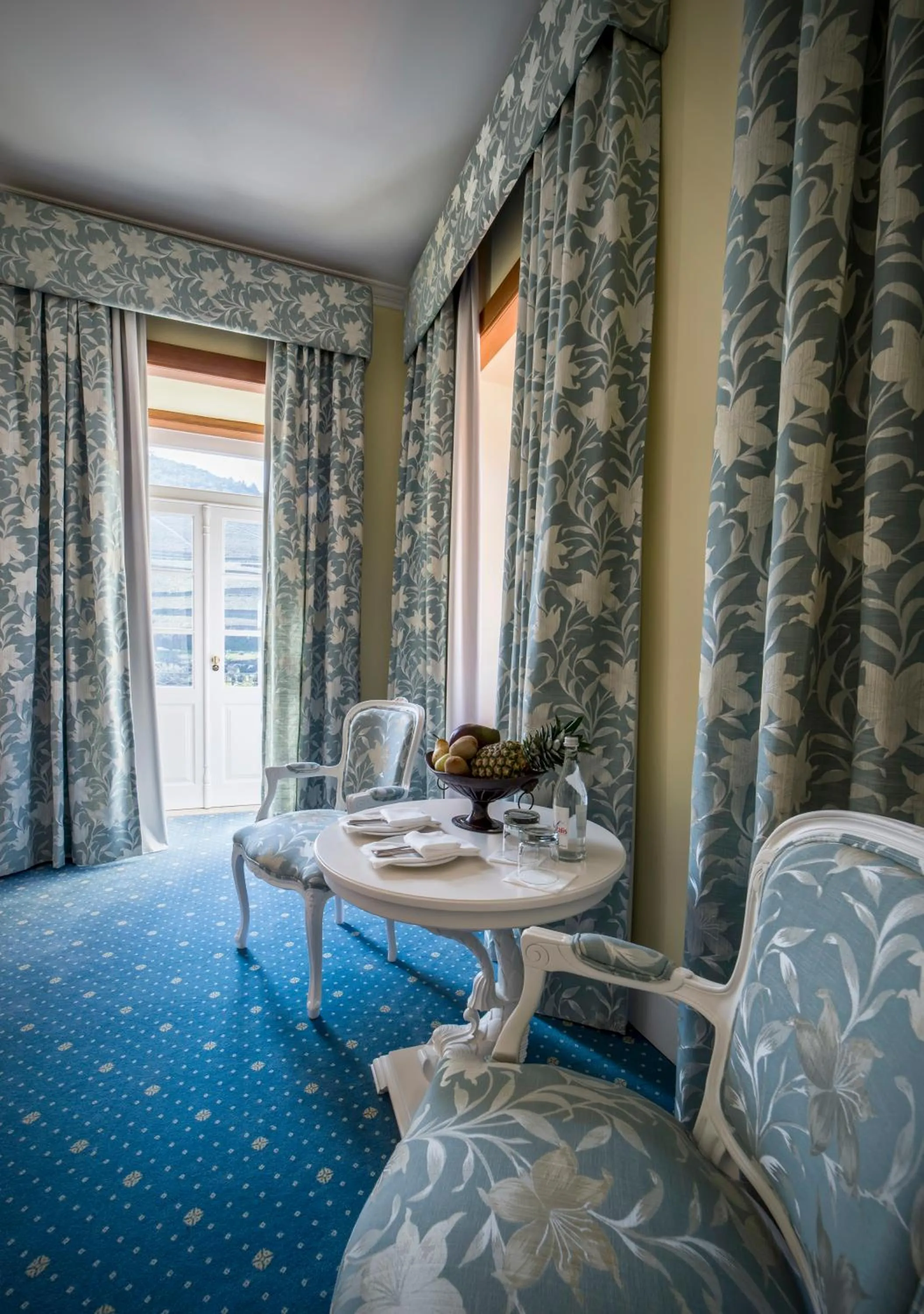 Seating area, Bed in The Vintage House - Douro
