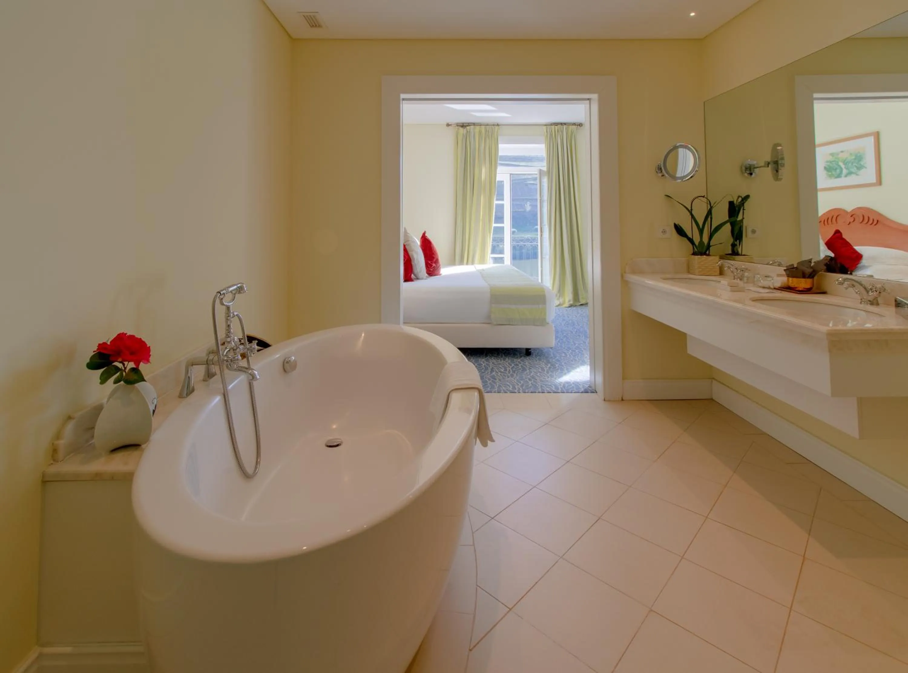 Bathroom, Bed in The Vintage House - Douro