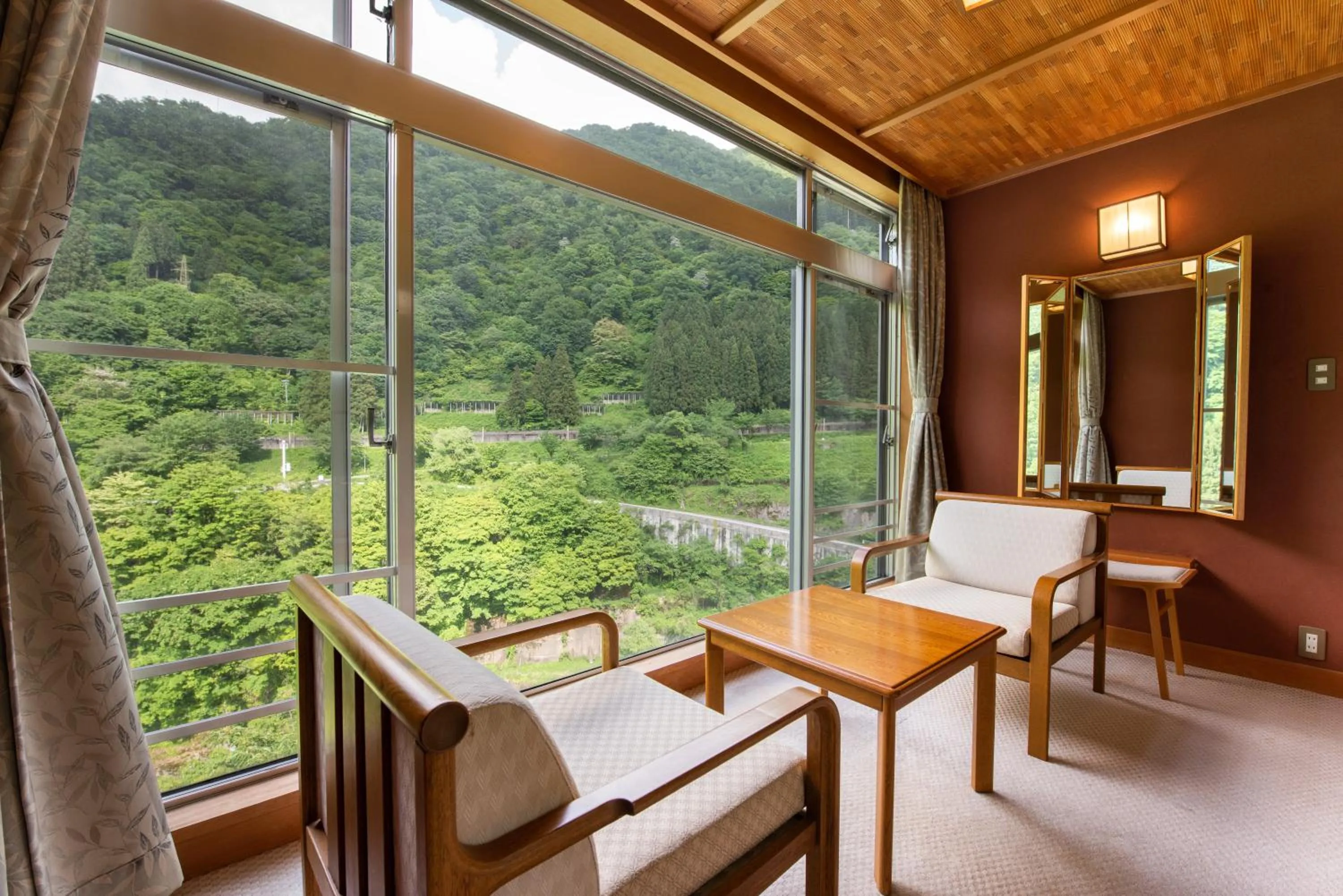 Spring in Hotel Kurobe