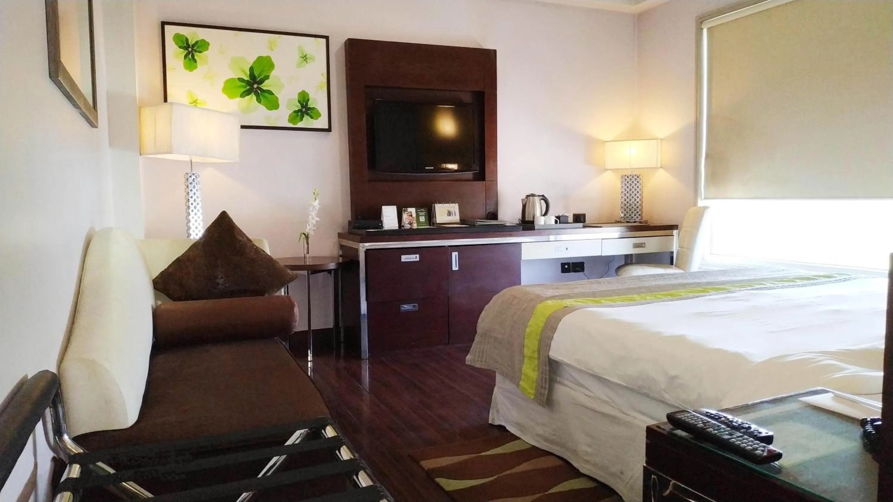 TV and multimedia, Bed in Quality Inn Gurgaon