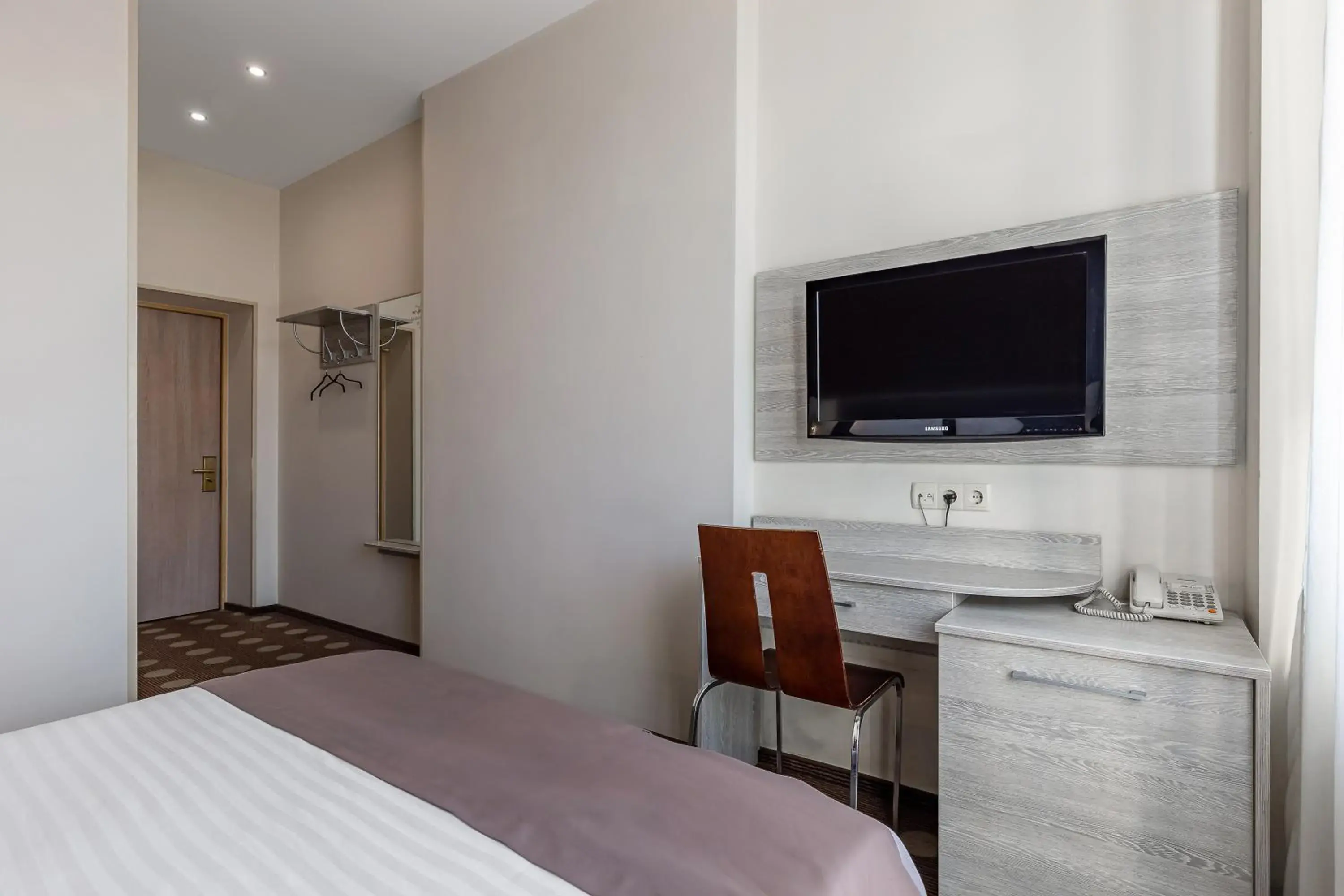 Bed in Ambassador Plaza Bed in Ambassador Plaza