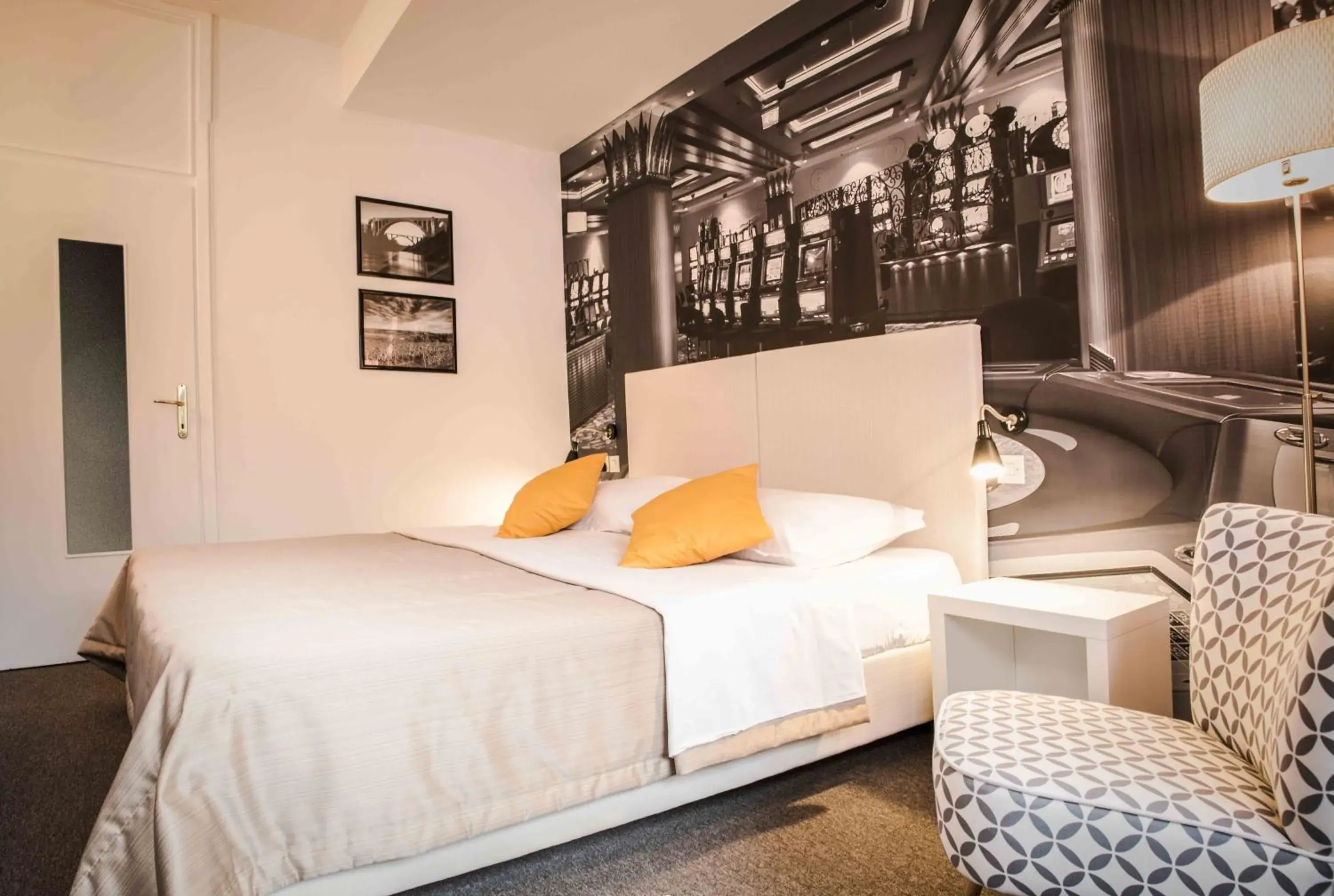 Single Room in Park, Hotel & Entertainment Single Room in Park, Hotel & Entertainment
