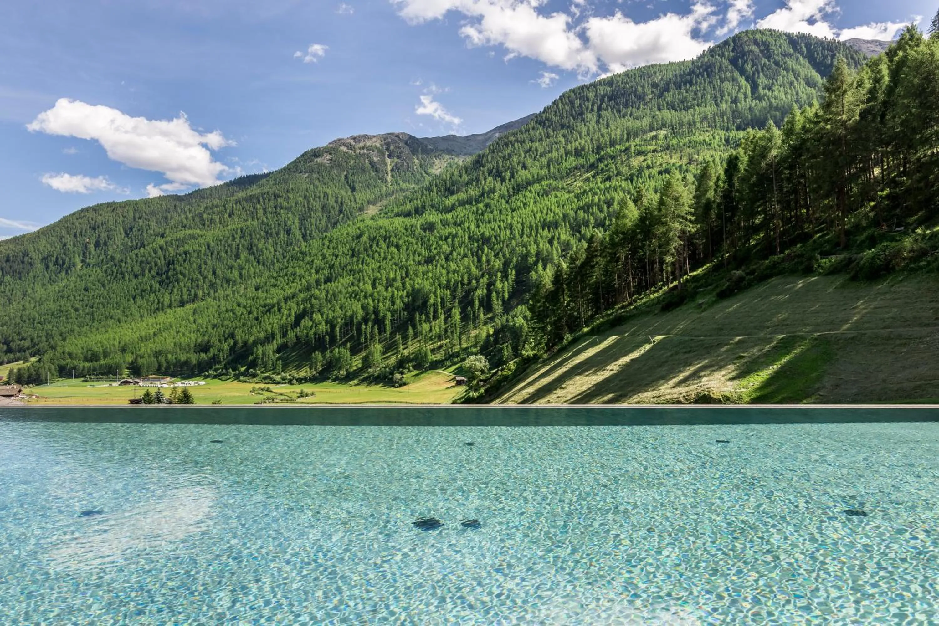 Mountain view in Tonzhaus Hotel