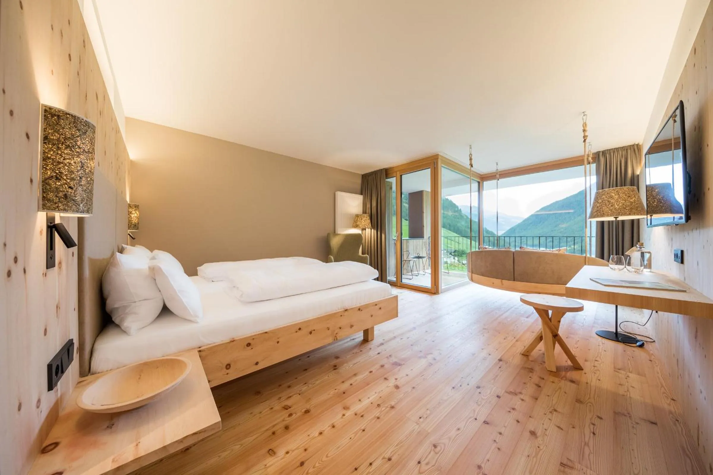 Photo of the whole room, Bed in Tonzhaus Hotel