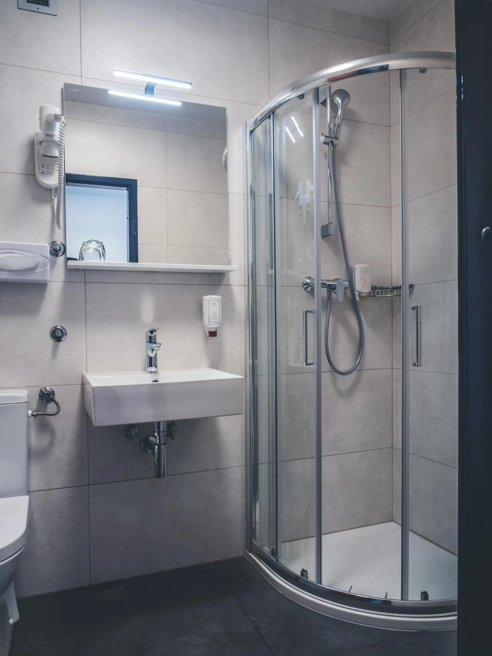 Shower in Sabotin, Hotel & Restaurant