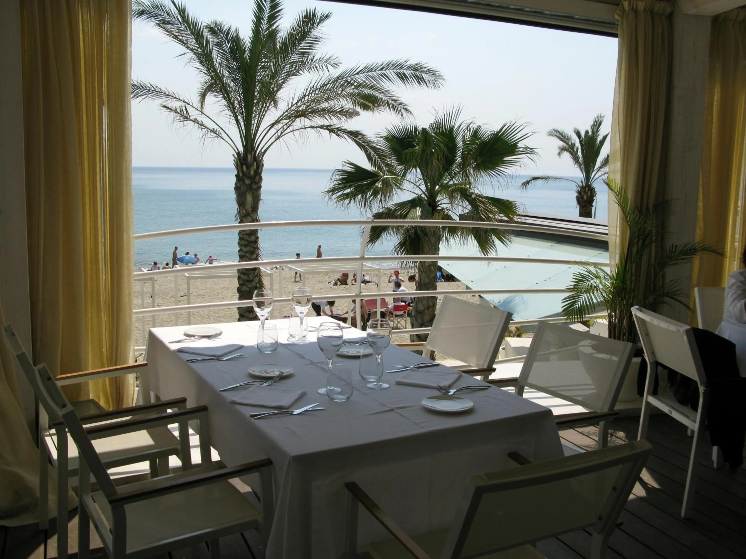 Restaurant/places to eat in Hotel De La Plage