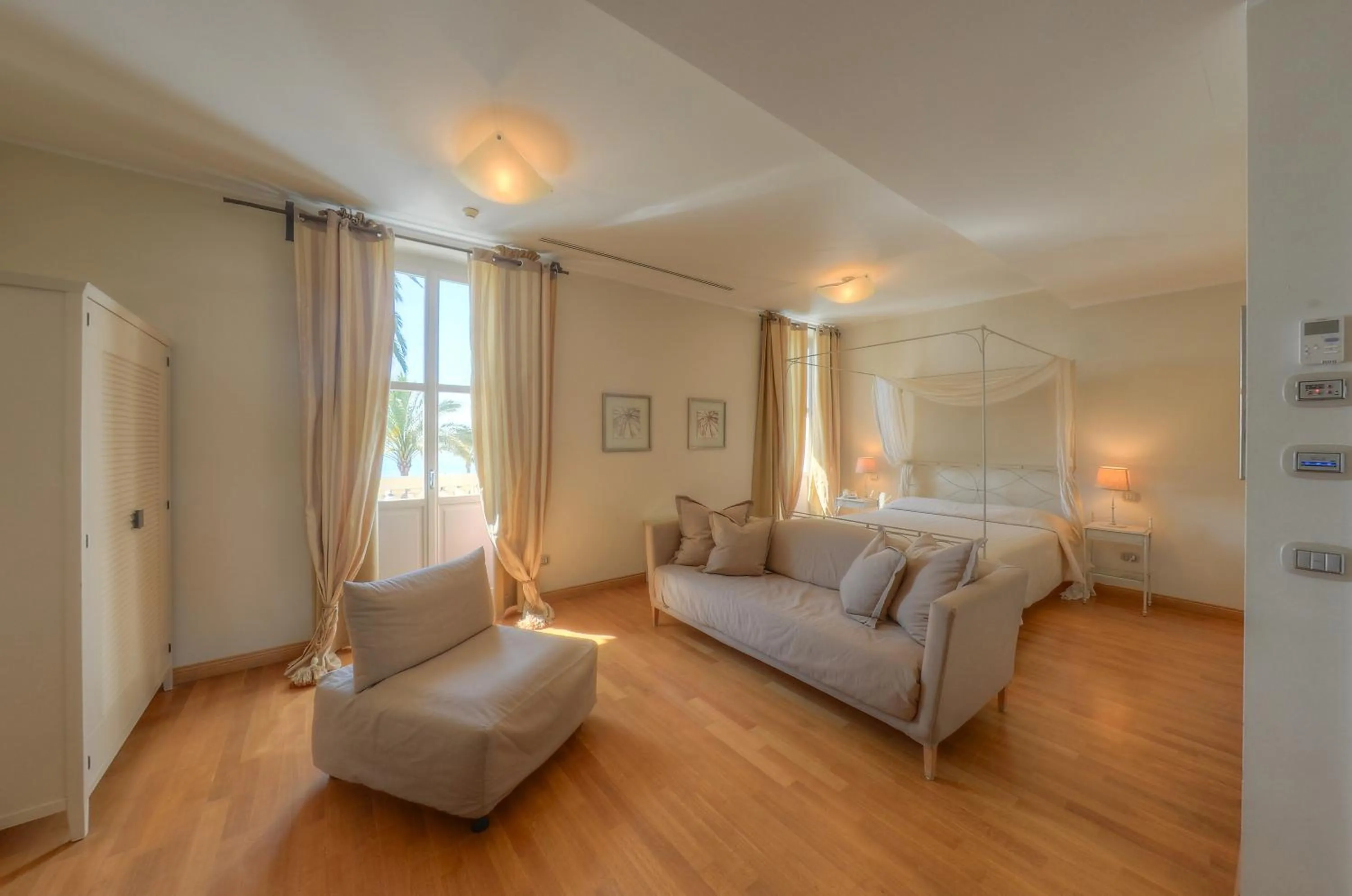 Bedroom in Hotel De La Plage