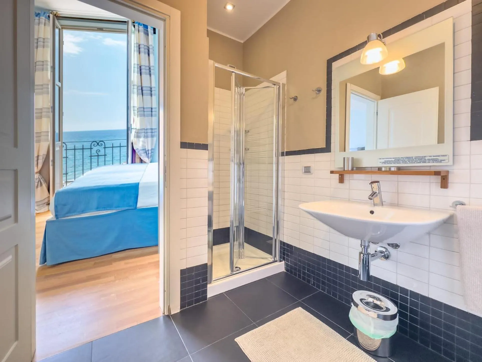 Bathroom in Hotel De La Plage