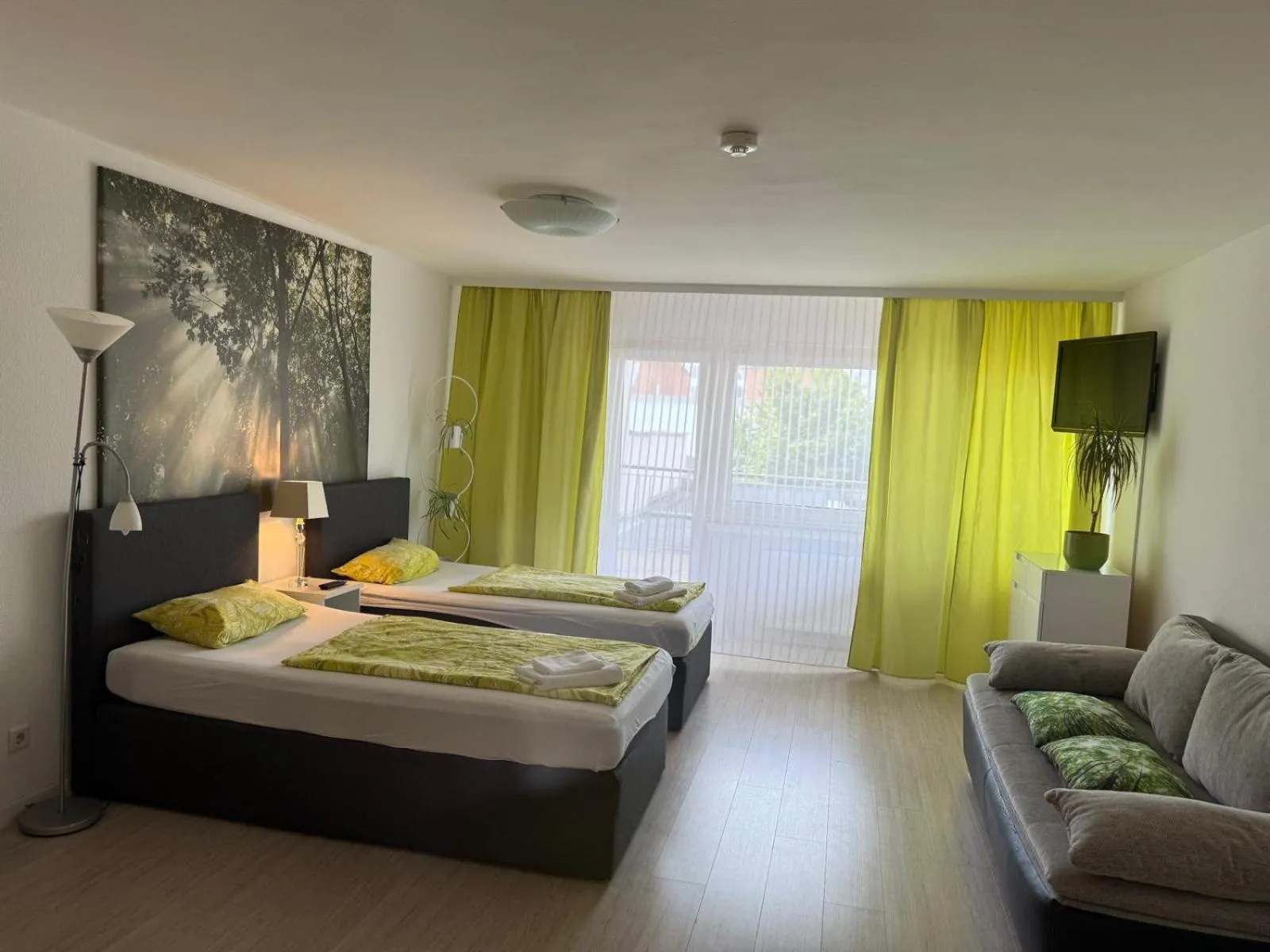 Living room, Bed in Apartments Jahnstraße