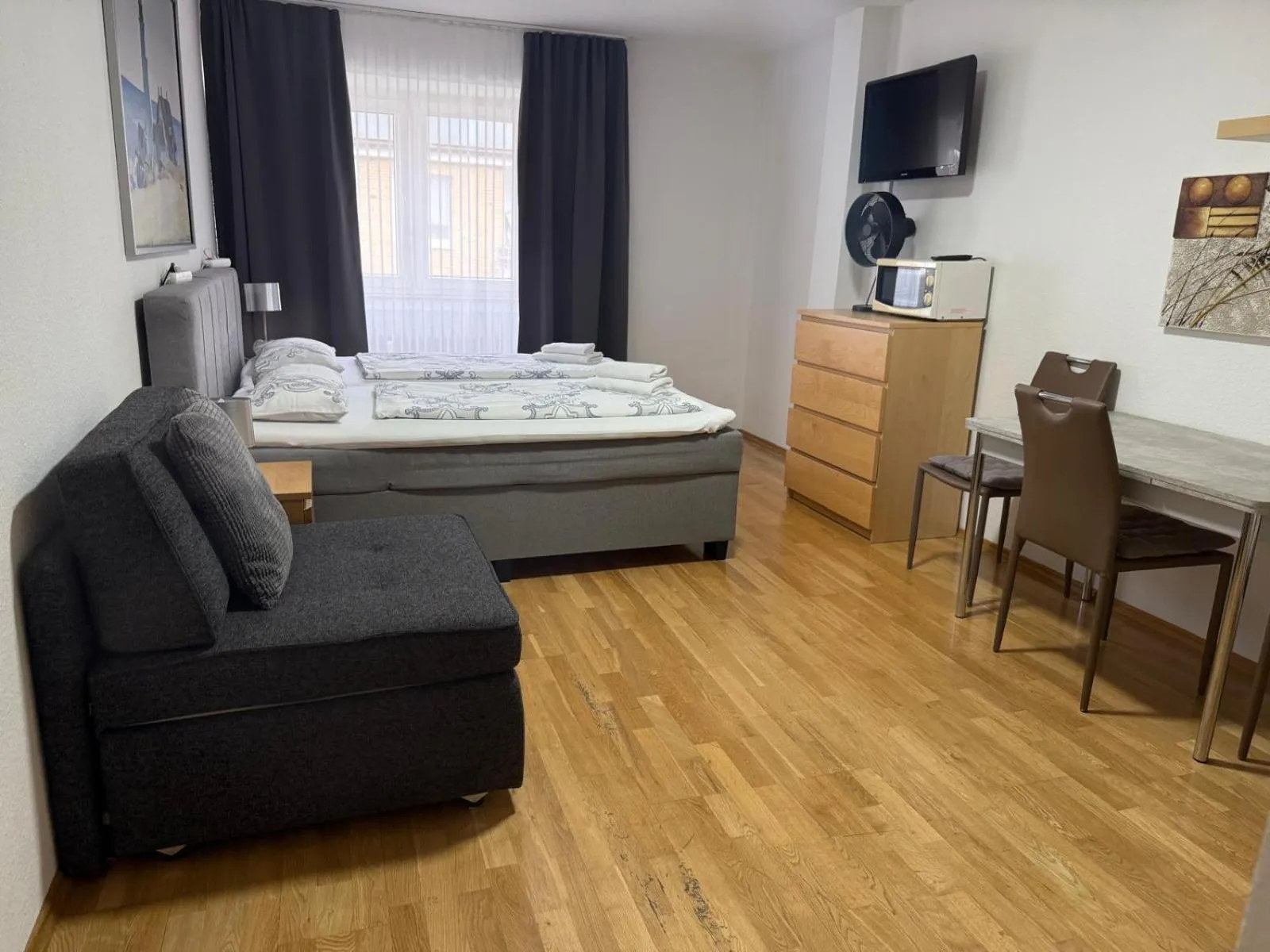 Living room, Bed in Apartments Jahnstraße