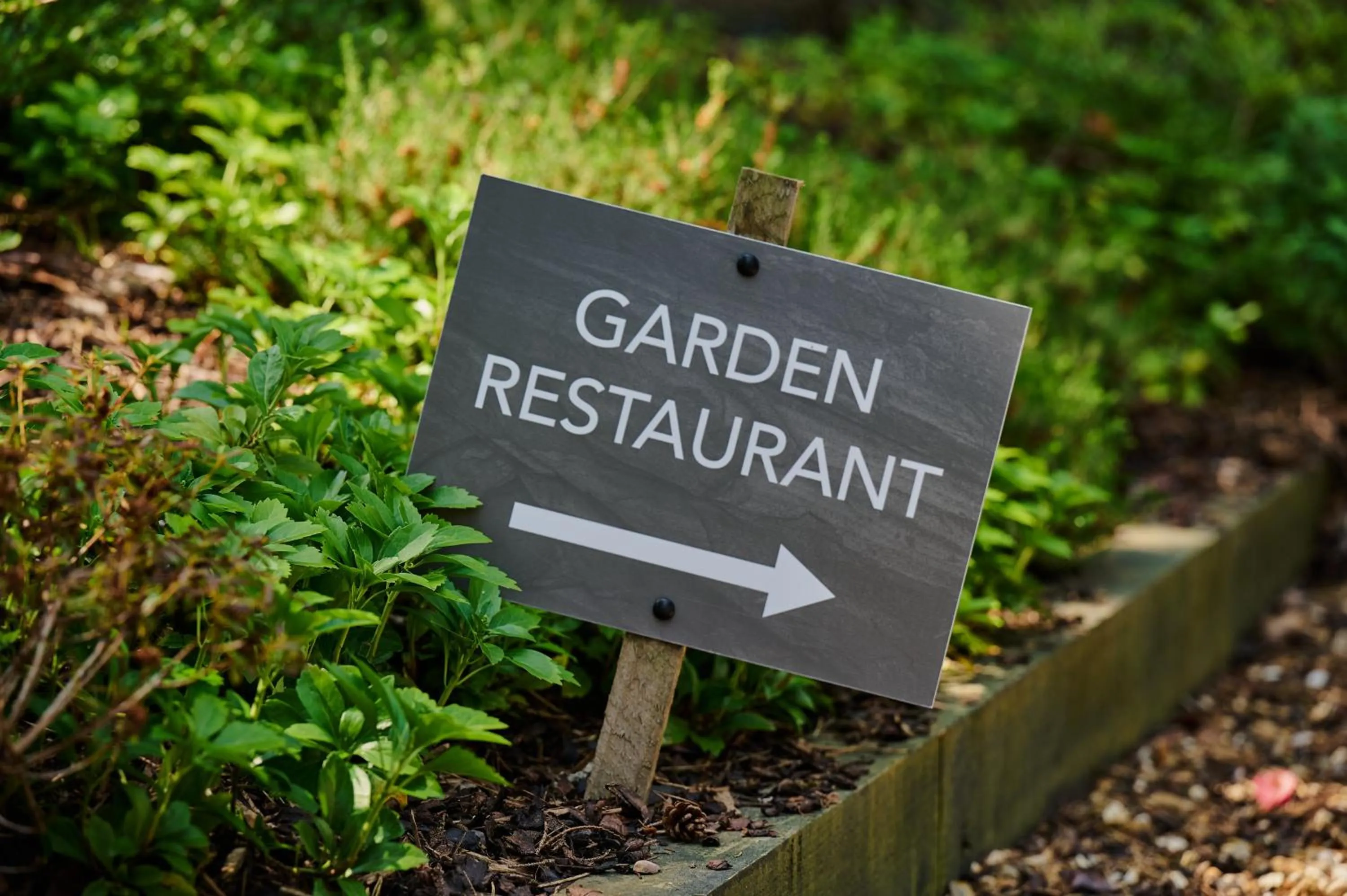 Restaurant/places to eat in Cairn Lodge