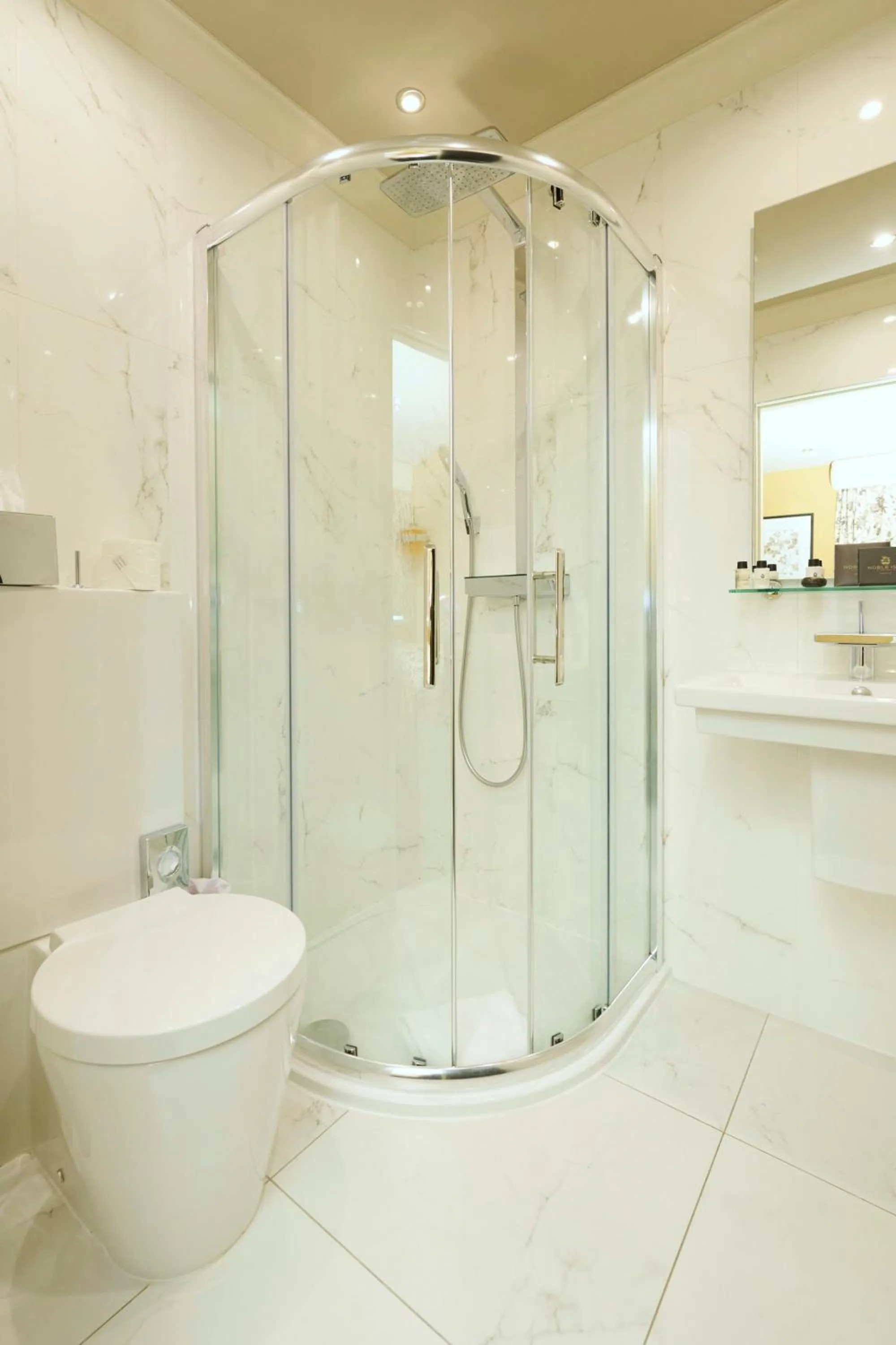 Bathroom in Cairn Lodge