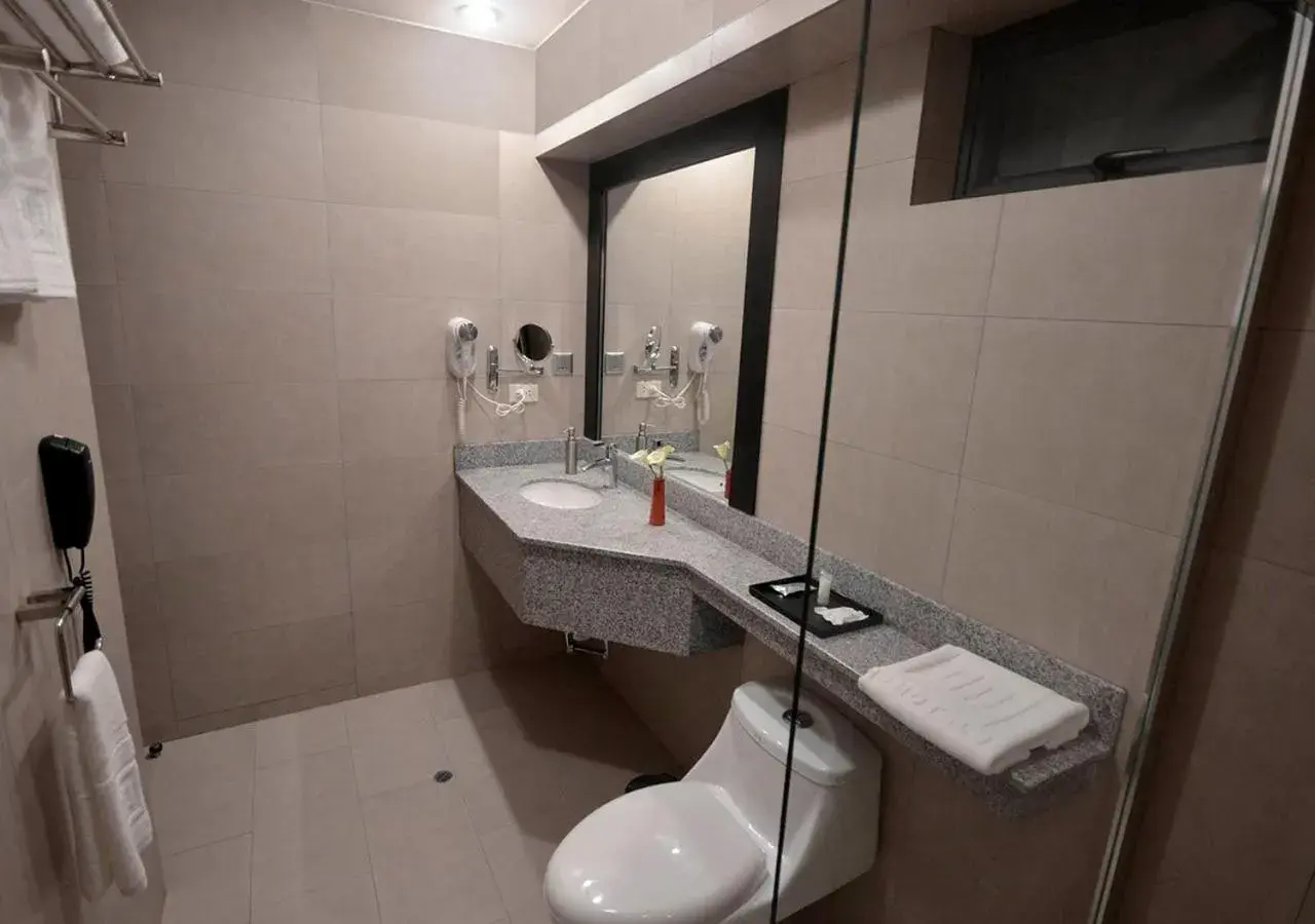 Bathroom in qp Hotels Trujillo Bathroom in qp Hotels Trujillo