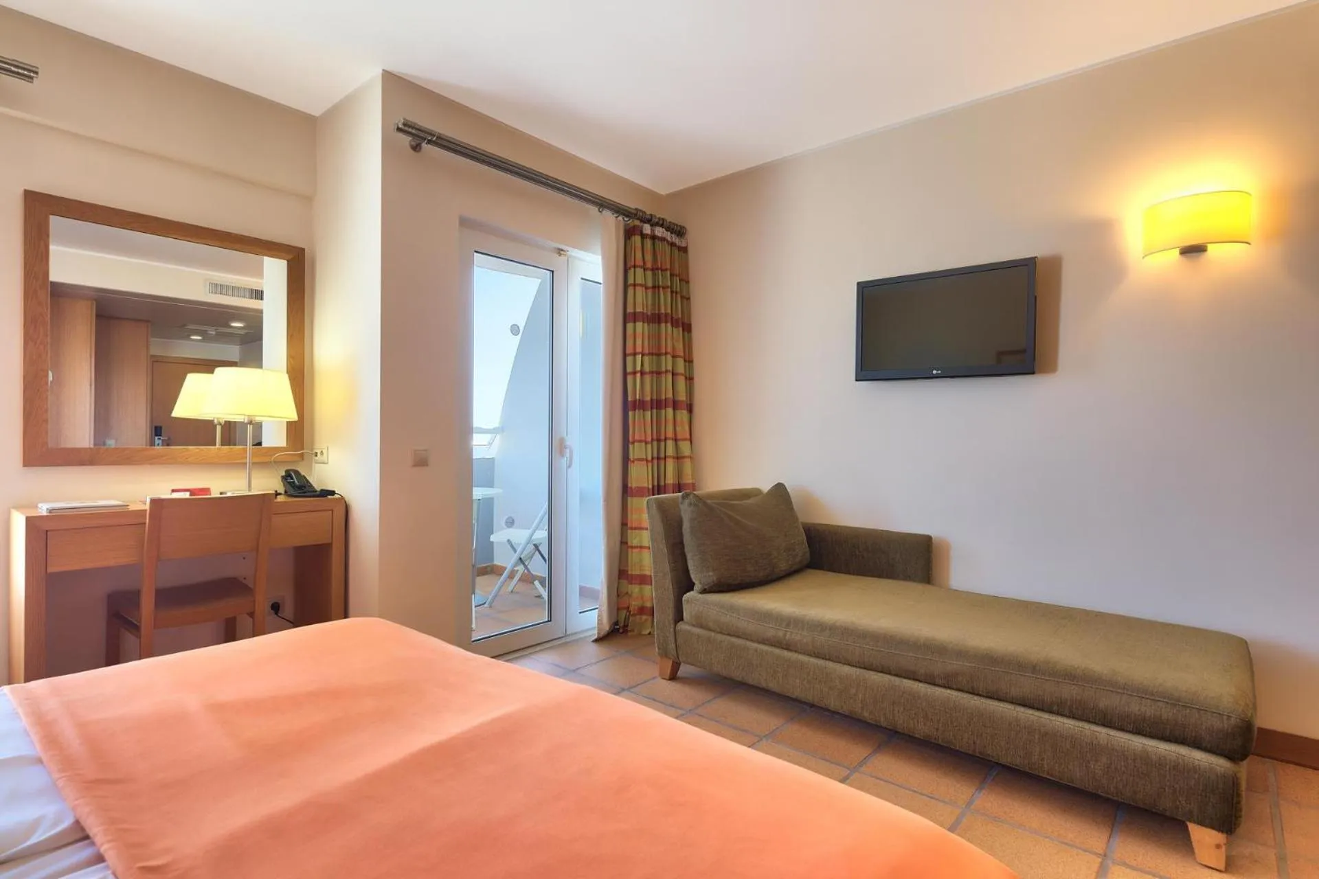 Photo of the whole room in The Views Monumental