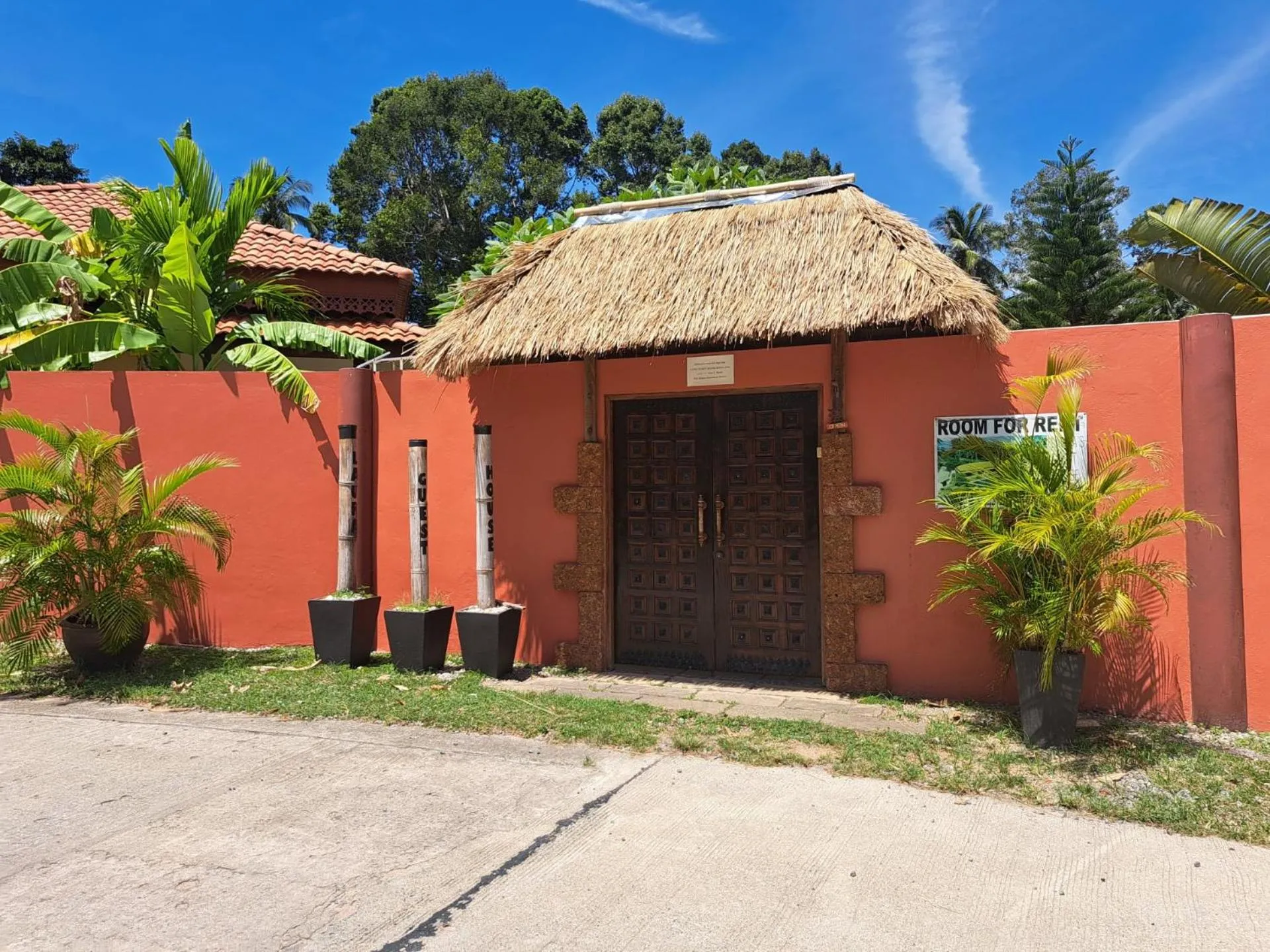 Facade/entrance in Laura's Guest House-adult only-