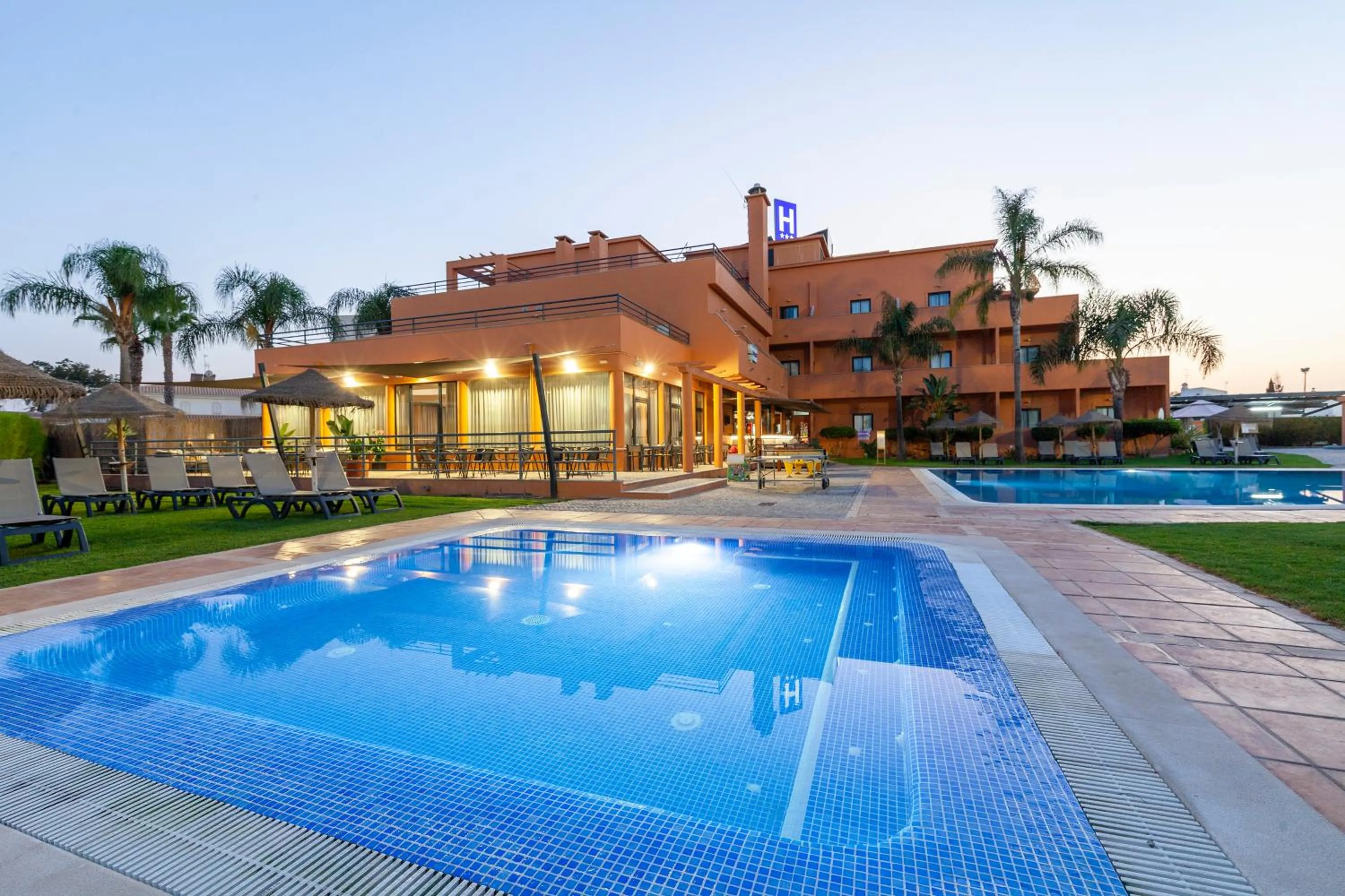 Swimming pool in Hotel Praia Sol