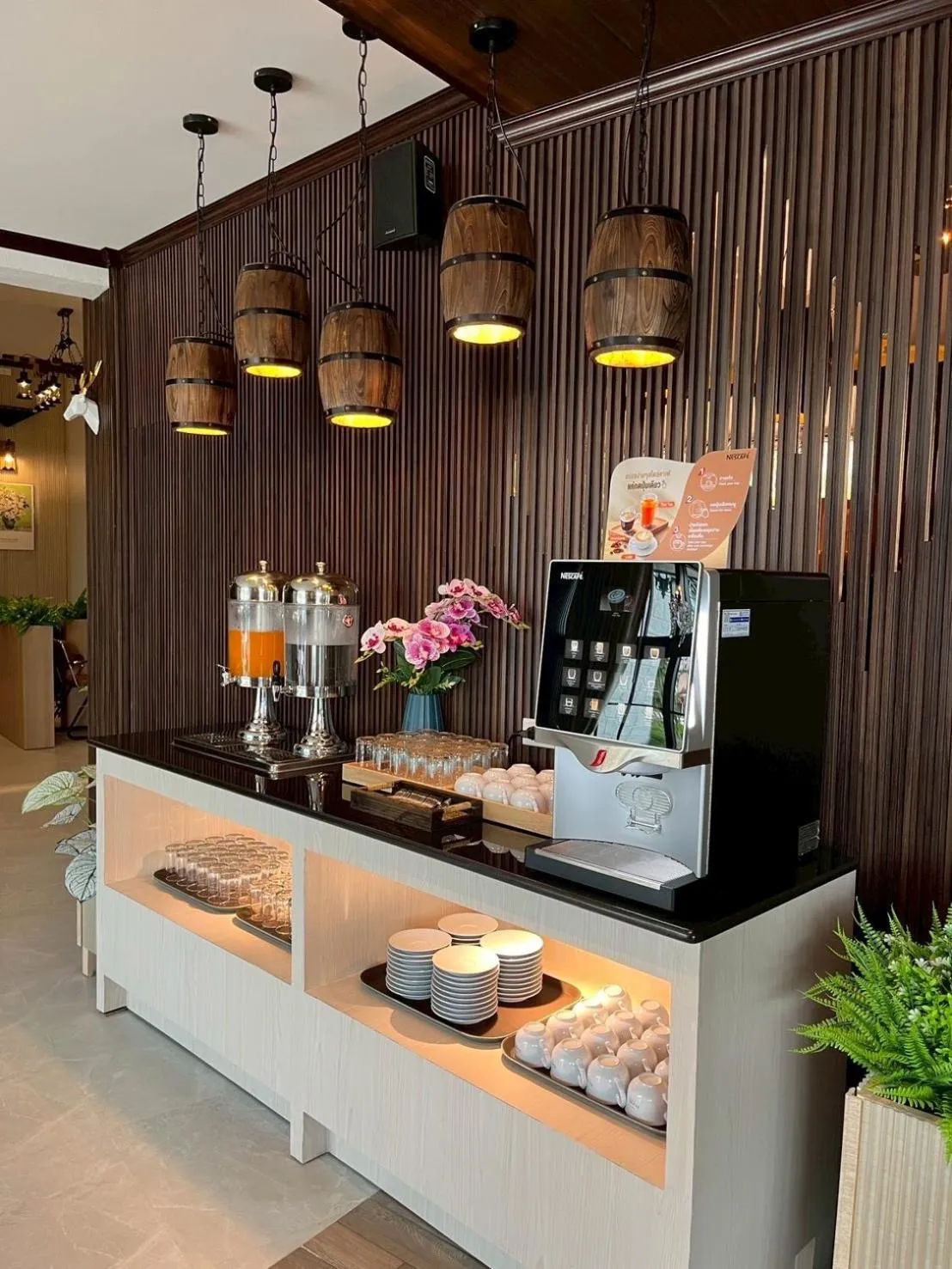 Restaurant/places to eat in The Room Boutique Hotel