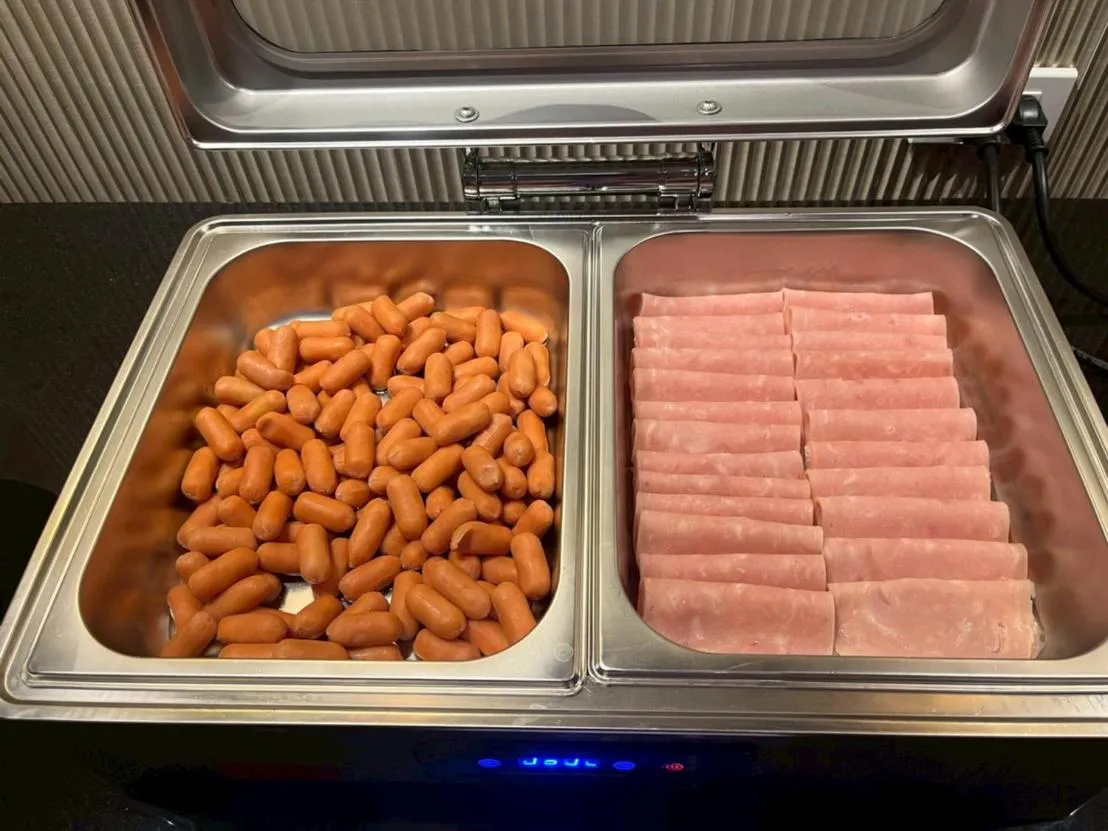 Restaurant/places to eat in The Room Boutique Hotel