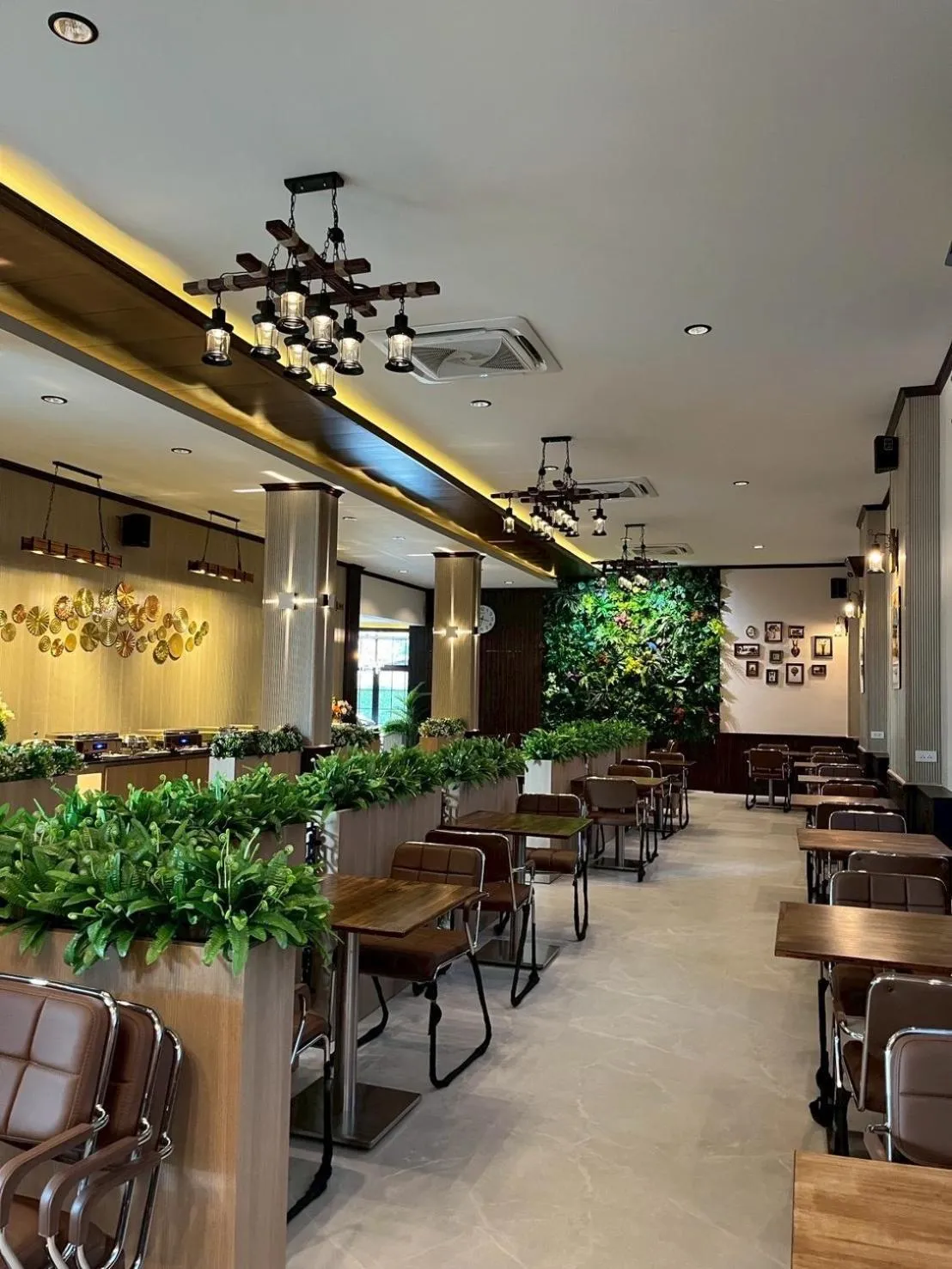 Restaurant/places to eat in The Room Boutique Hotel