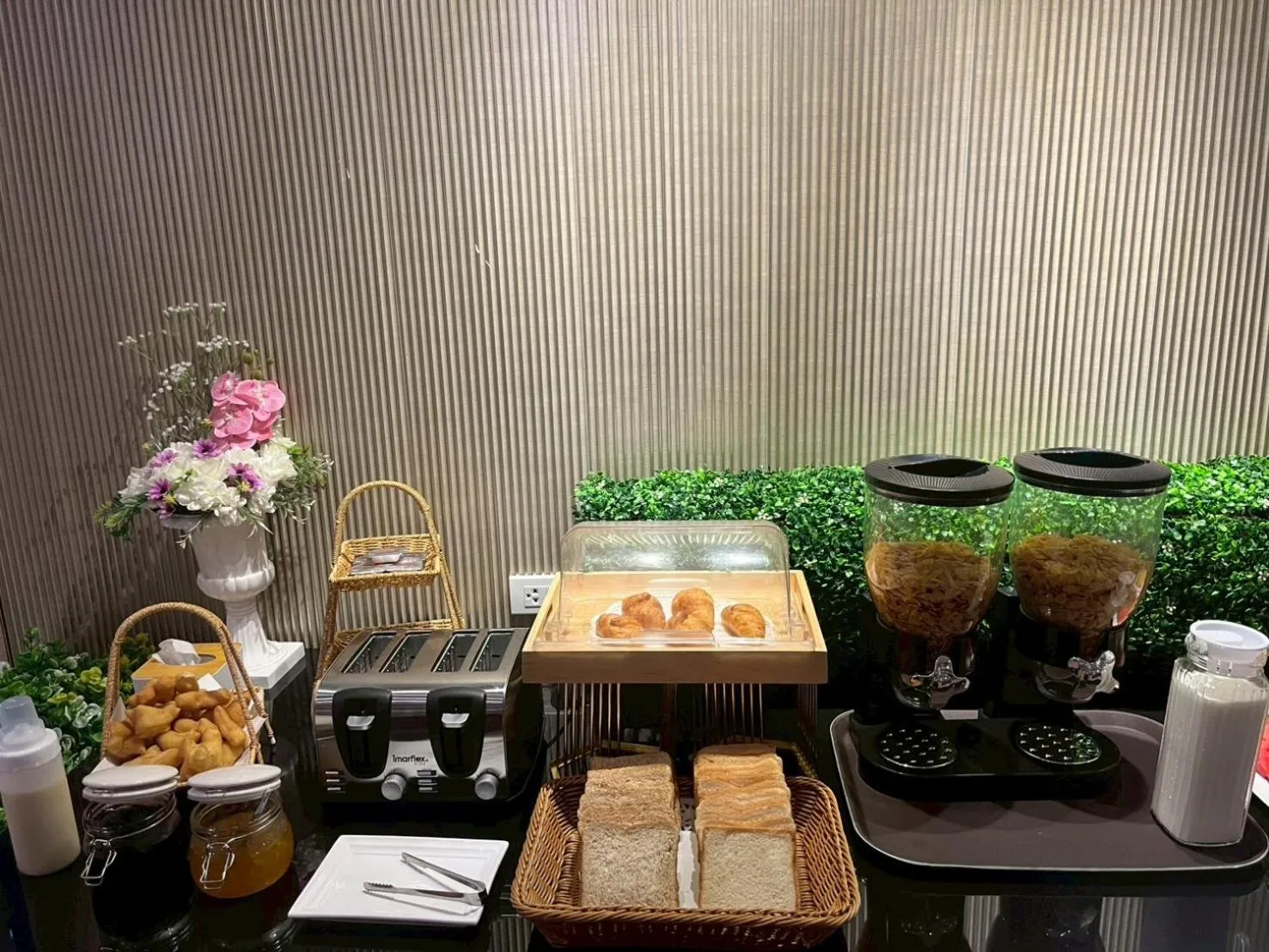 Restaurant/places to eat in The Room Boutique Hotel