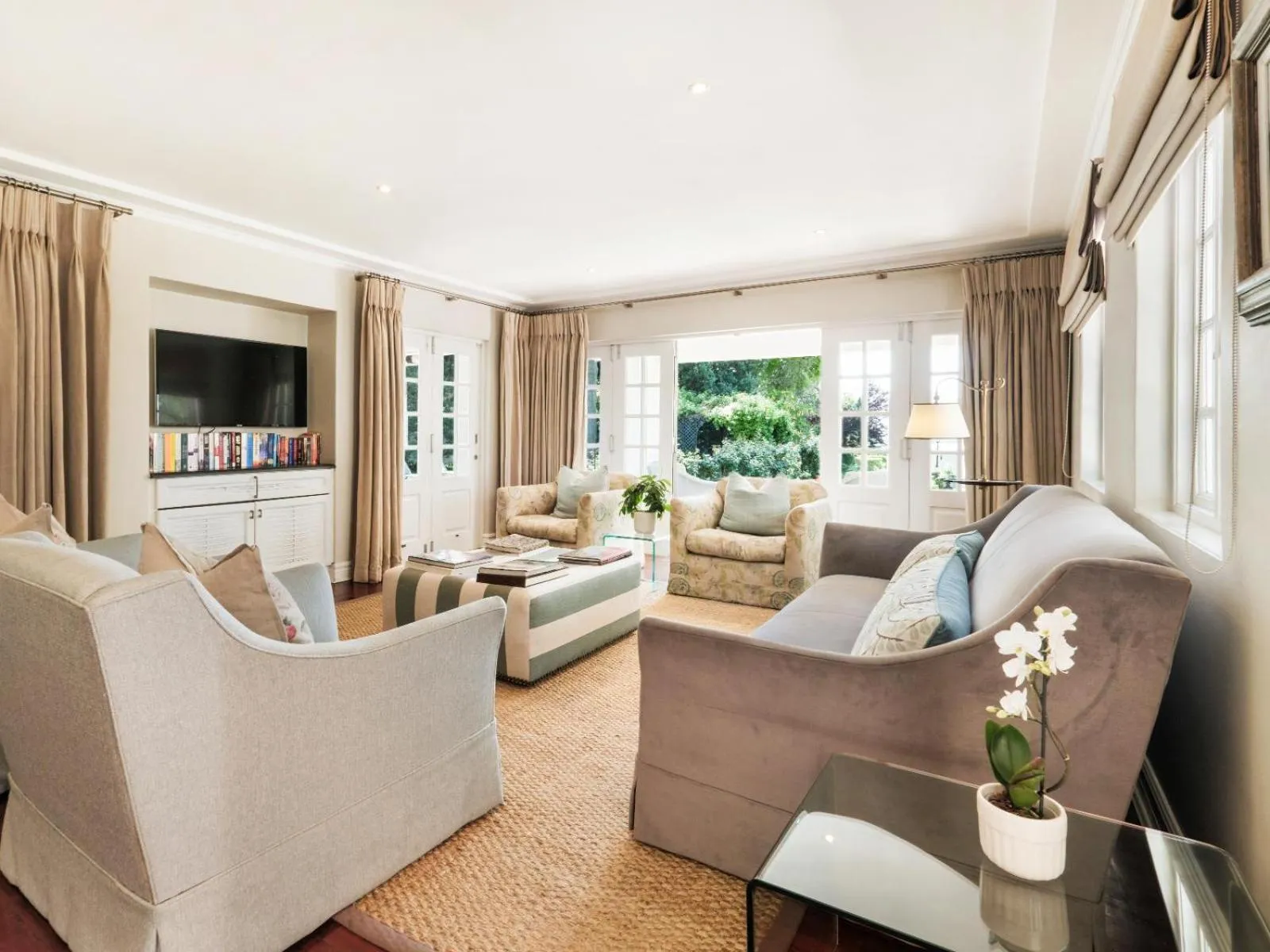 Communal lounge/ TV room in Oxford Healthcare Retreat